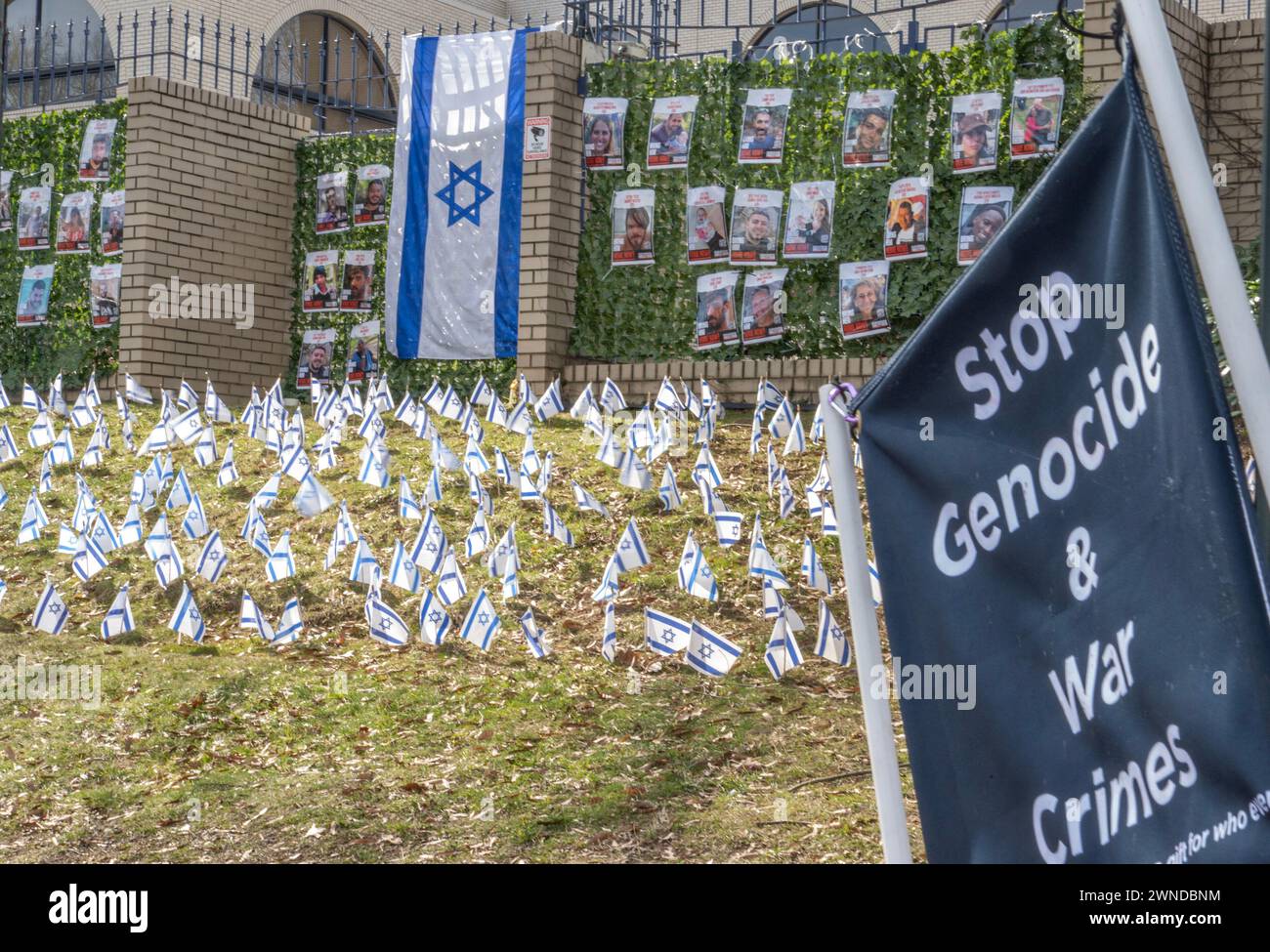 Washington, États-Unis. 26 février 2024. Affiches et drapeaux symbolisant les victimes israéliennes devant l'ambassade d'Israël à Washington, DC, États-Unis, le lundi 26 février 2024. Photo de Ron Sachs/CNP/ABACAPRESS.COM crédit : Abaca Press/Alamy Live News Banque D'Images