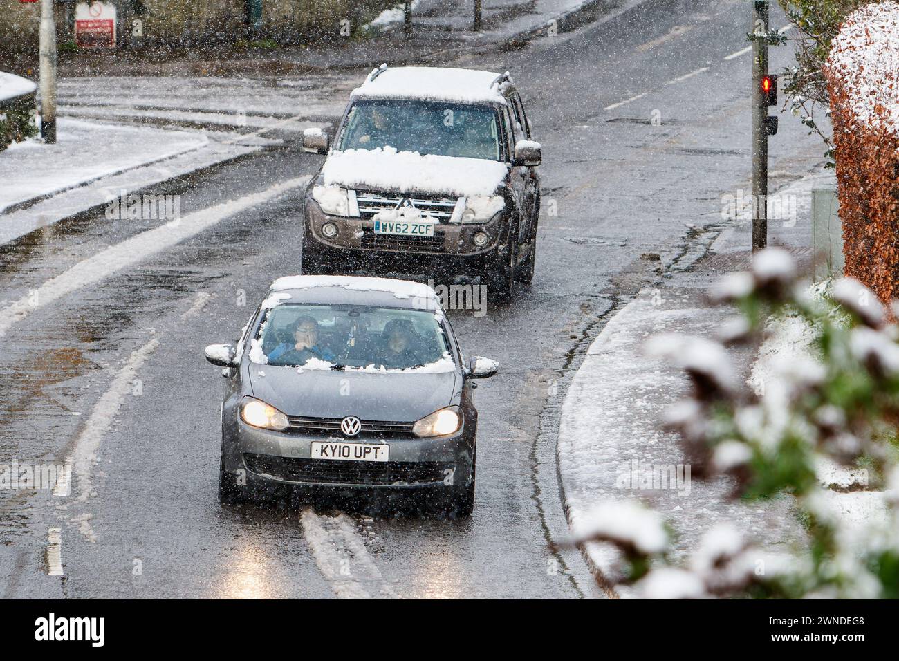 Chippenham, Wiltshire, Royaume-Uni. 2 mars 2024. Les conducteurs sont photographiés à Chippenham alors que les premières averses de neige de l'année tombent sur la ville. Crédit : Lynchpics/Alamy Live News Banque D'Images