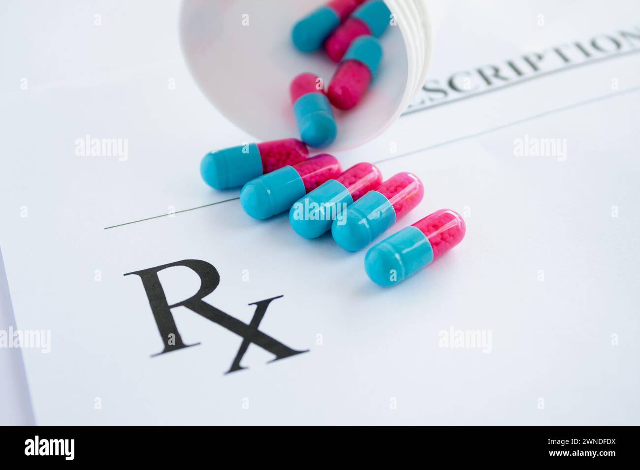 pilules médicamenteuses sur le formulaire de prescription Banque D'Images