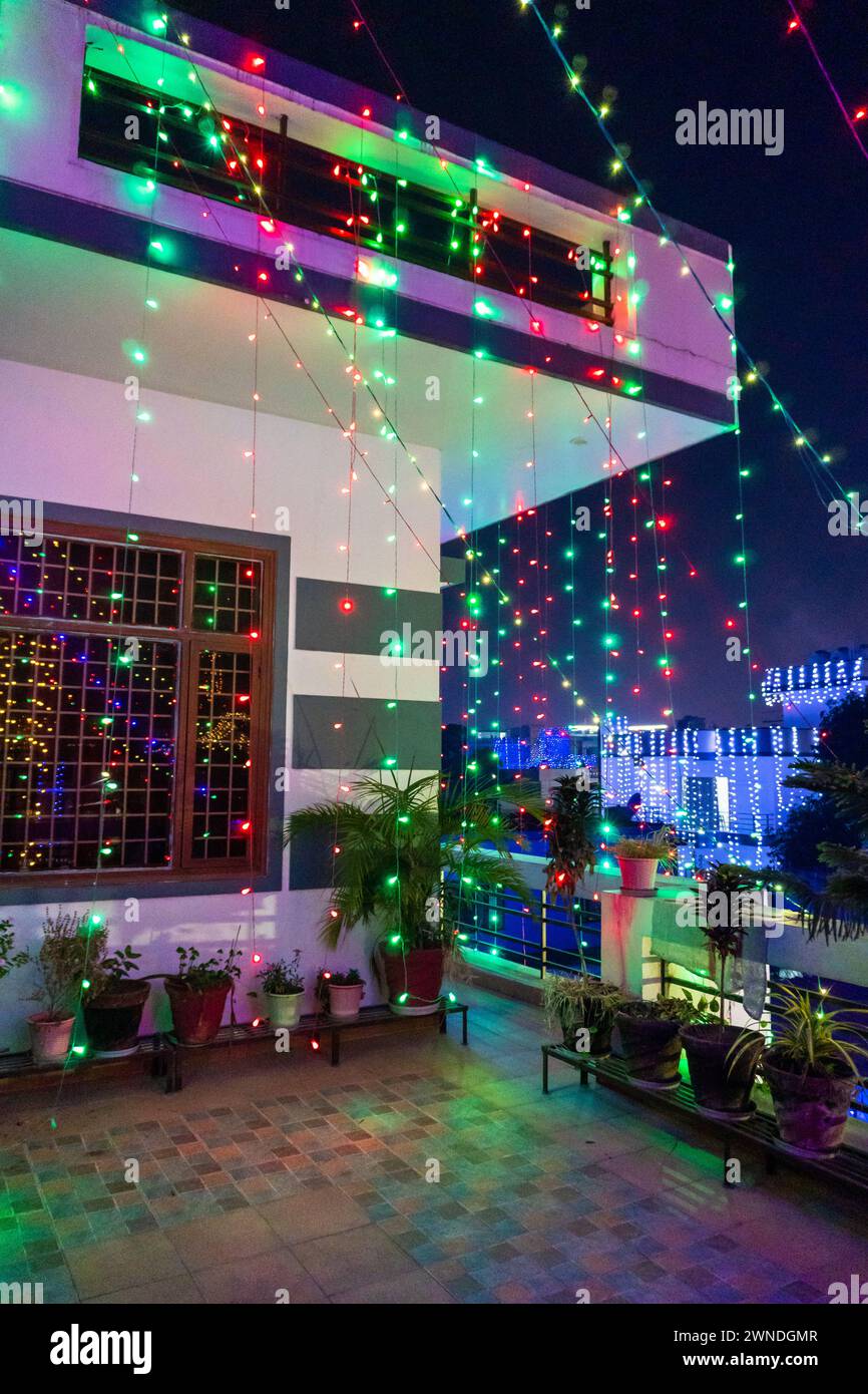 11 janvier 2024, Uttarakhand Inde. Festivités de Diwali : lumières LED colorées ornent le balcon et la terrasse du ménage de l'Inde du Nord, célébrant la prospérité et Banque D'Images