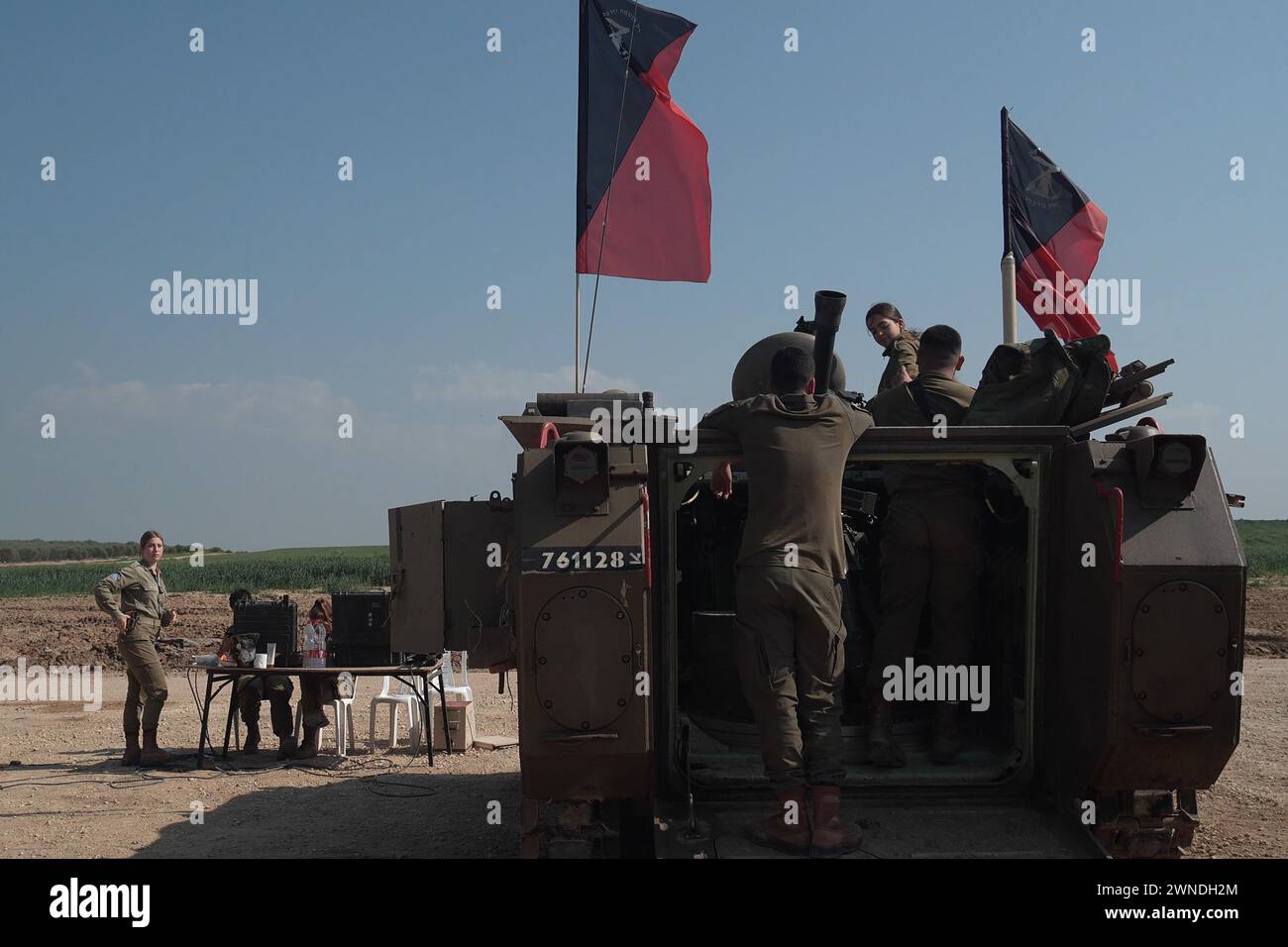 Une unité de véhicules blindés de transport de troupes qui transportent un mortier guidé de 120 mm pour l'araignée de fer (hébreu Oketz Plada) avec guidage laser et GPS dans une position militaire près de la frontière de Gaza au milieu des combats continus entre Israël et le groupe militant Hamas le 28 février 2024 à la frontière de Gaza, Israël. Banque D'Images