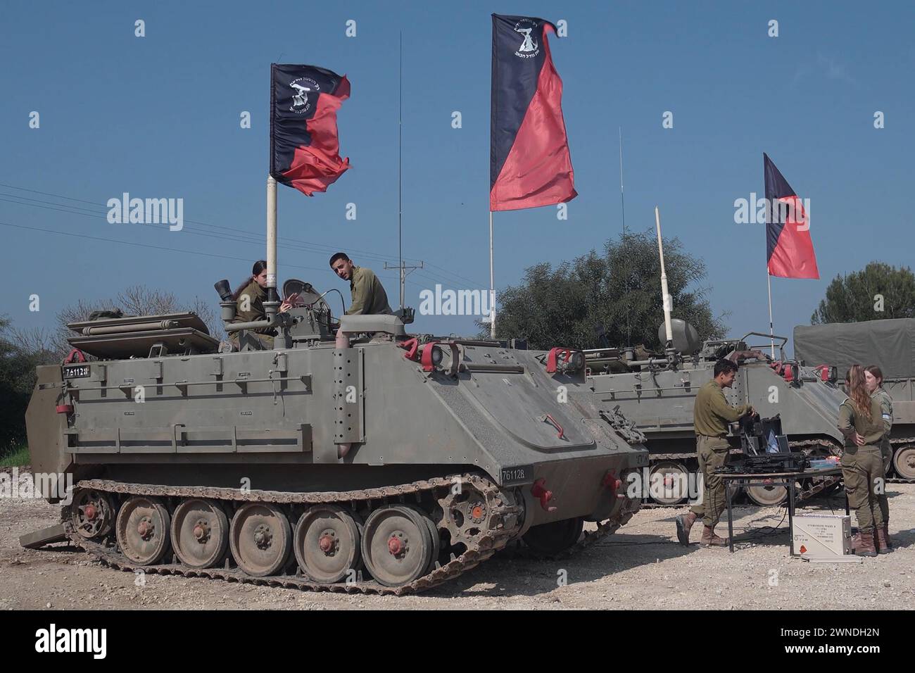 Une unité de véhicules blindés de transport de troupes qui transportent des obus de mortier dans une position militaire près de la frontière de Gaza au milieu des combats continus entre Israël et le groupe militant Hamas le 28 février 2024 à la frontière de Gaza, en Israël. Banque D'Images