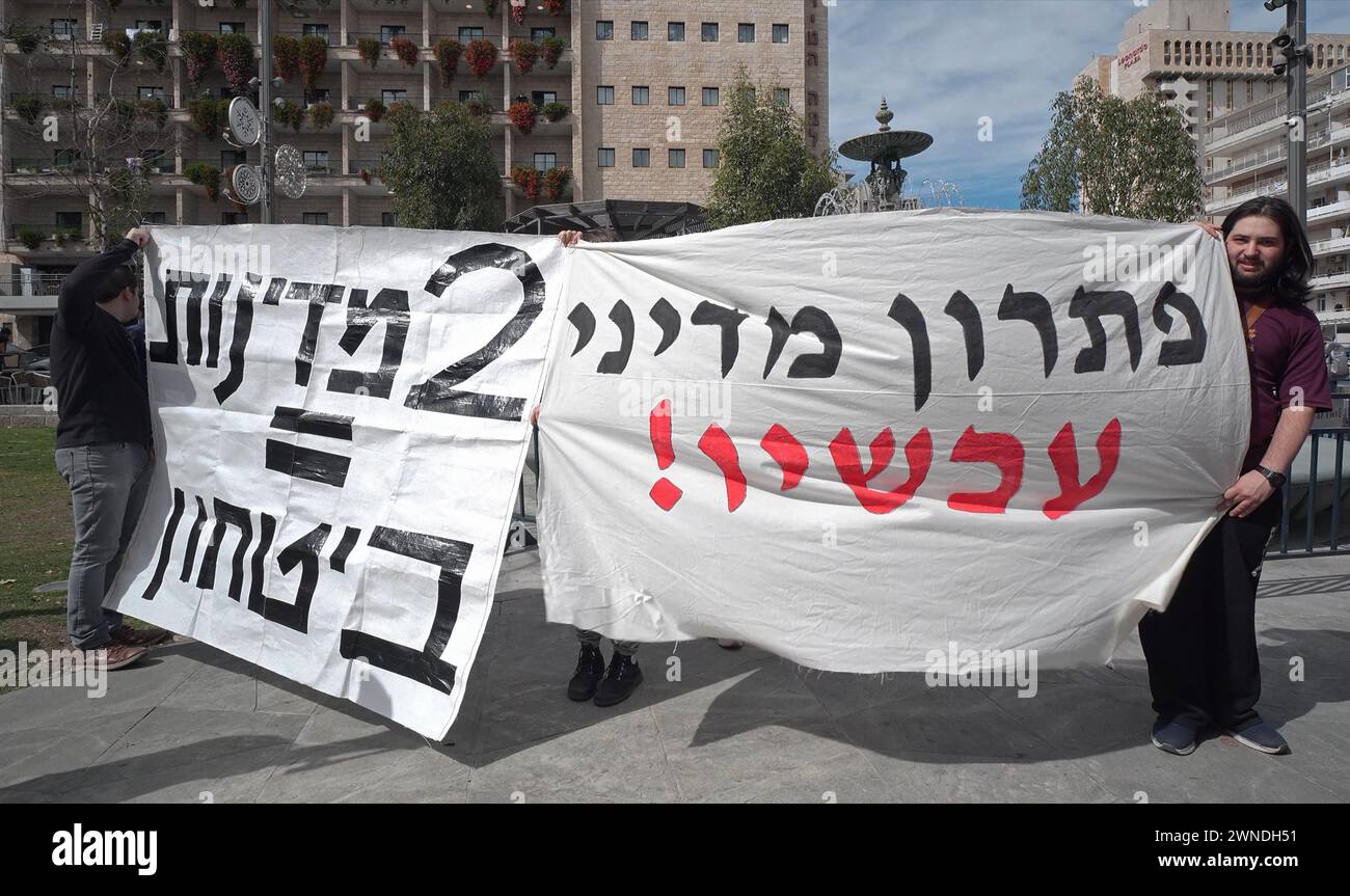 Les militants israéliens pour la paix tiennent des pancartes qui disent "Une solution politique maintenant" et "2 états égale la sécurité" lors d'une manifestation anti-guerre appelant à un cessez-le-feu et une solution diplomatique à la guerre en cours entre Israël et le Hamas le 1er mars 2024 à Jérusalem. Israël Banque D'Images