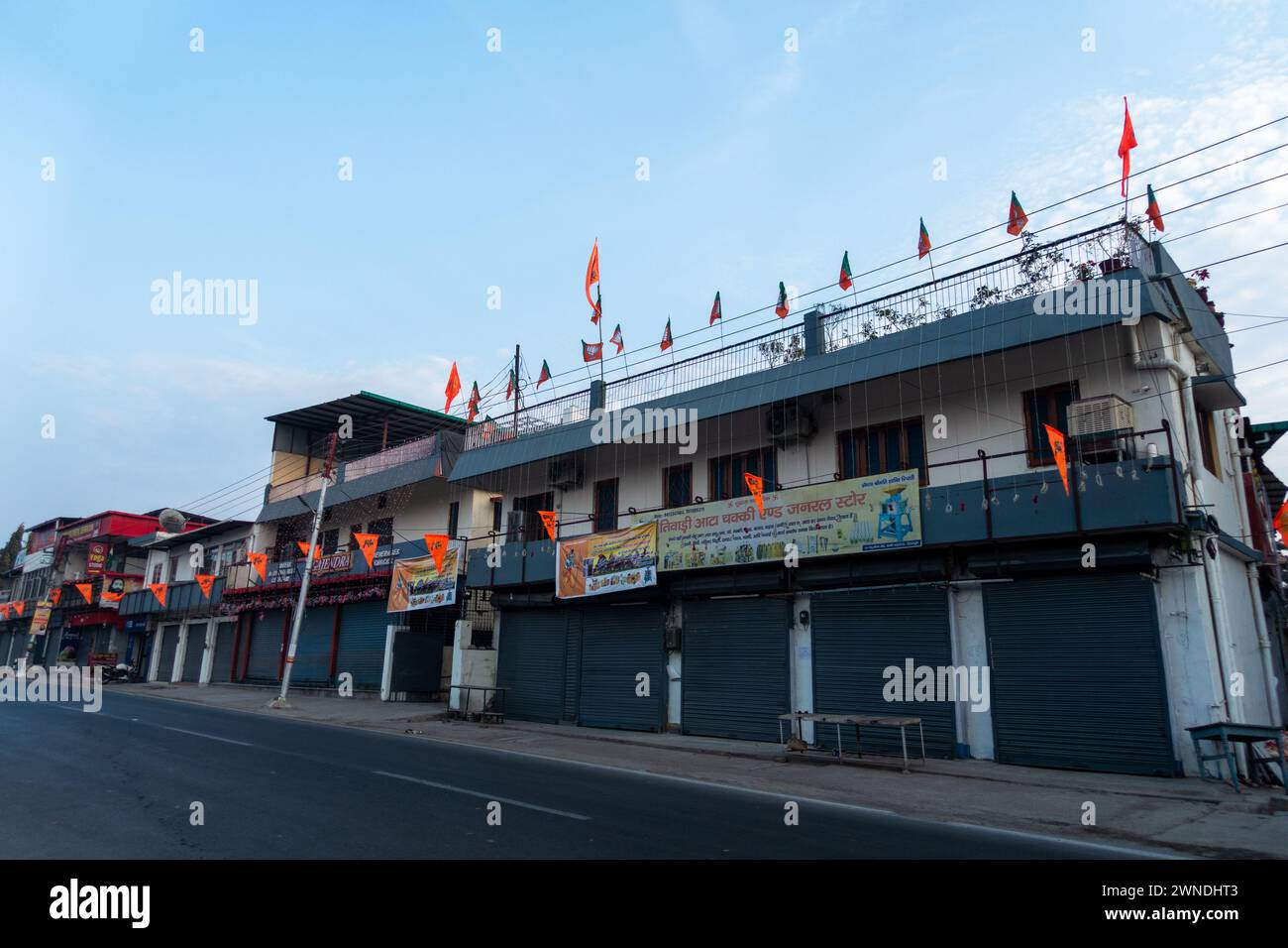 11 janvier 2024, Uttarakhand Inde. Des drapeaux safran ornent les toits : symbolisant l'hindouisme lors de la cérémonie du temple Ram dans le nord de l'Inde Banque D'Images