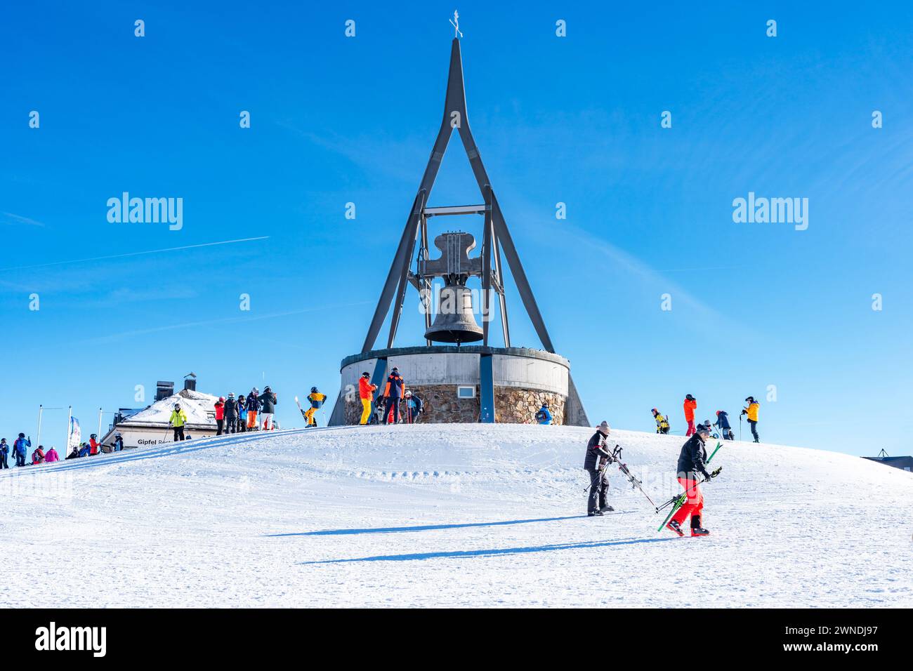 KRONPLATZ, ITALIE - 21 JANVIER 2024 : skieurs et snowboarders au sommet d'une montagne à la Kronplatz, une destination de sports d'hiver populaire en Italie. Banque D'Images