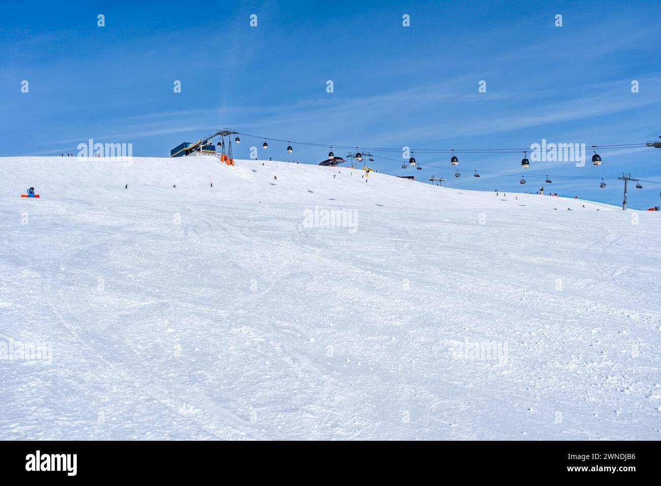 KRONPLATZ, ITALIE - 21 JANVIER 2024 : skieurs et snowboarders au sommet d'une montagne à la Kronplatz, une destination de sports d'hiver populaire en Italie. Banque D'Images