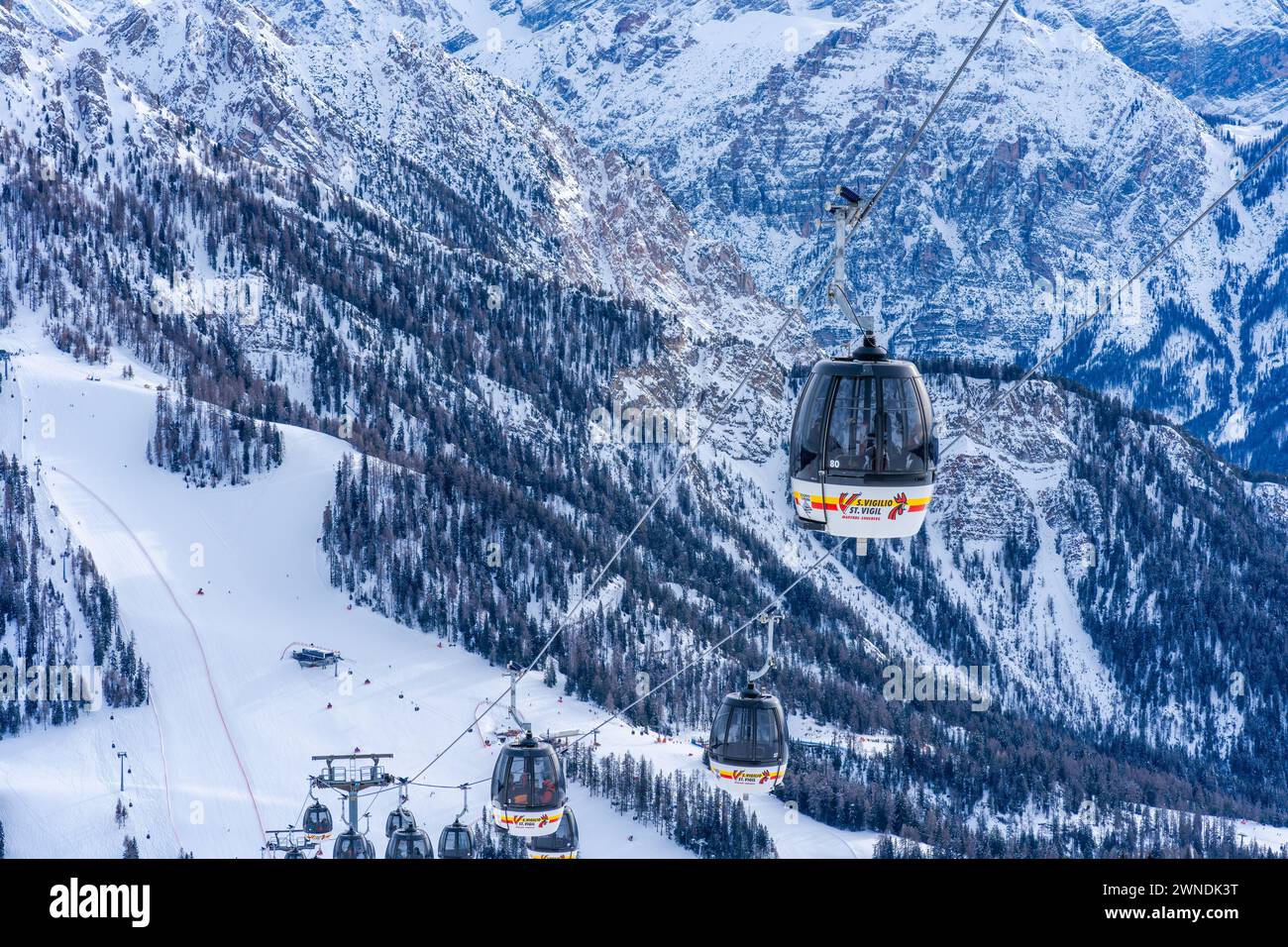 KRONPLATZ, ITALIE - 21 JANVIER 2024 : téléphérique emmène les skieurs et les snowboarders au sommet d'une montagne à la Kronplatz, une destination populaire de sports d'hiver Banque D'Images