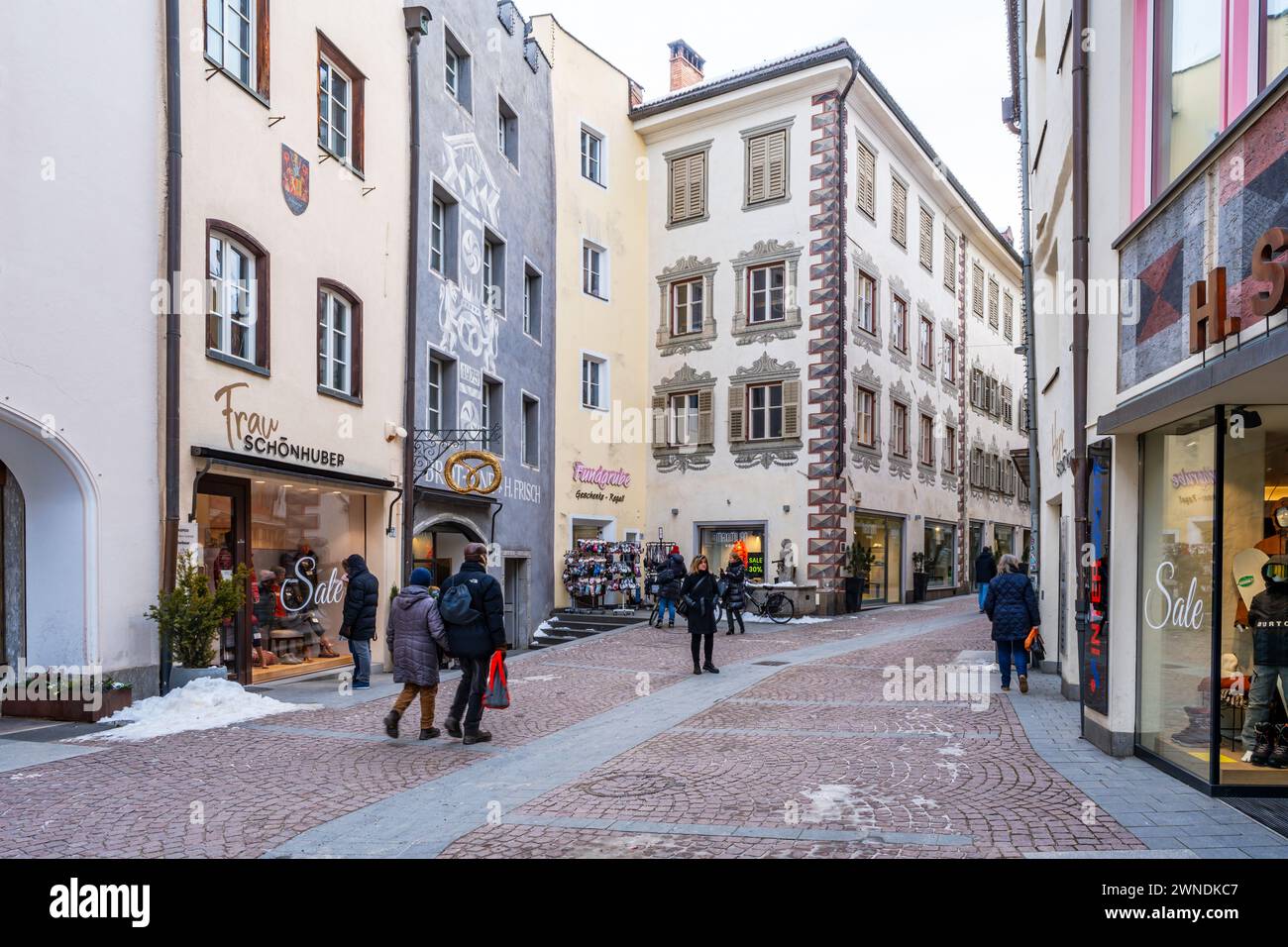 BRUNECK-BRUNICO, ITALIE - 22 JANVIER 2024 : vue sur la rue d'une vieille ville pittoresque de Bruneck - la plus grande ville de la vallée du Pustertal dans le Tyrol du Sud Banque D'Images