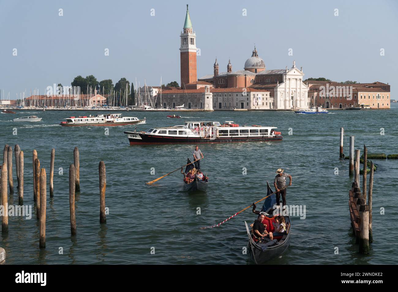 Vieux port de Venise avec arrêt de télécabine, et Renaissance Basilica di San Giorgio Maggiore (basilique San Giorgio Maggiore) par Andrea Palladio du XVI centur Banque D'Images