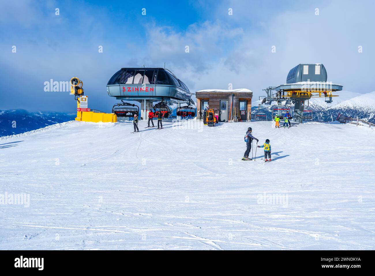 KRONPLATZ, ITALIE - 23 JANVIER 2024 : skieurs et snowboarders au sommet d'une montagne à la Kronplatz, une destination de sports d'hiver populaire en Italie. Banque D'Images