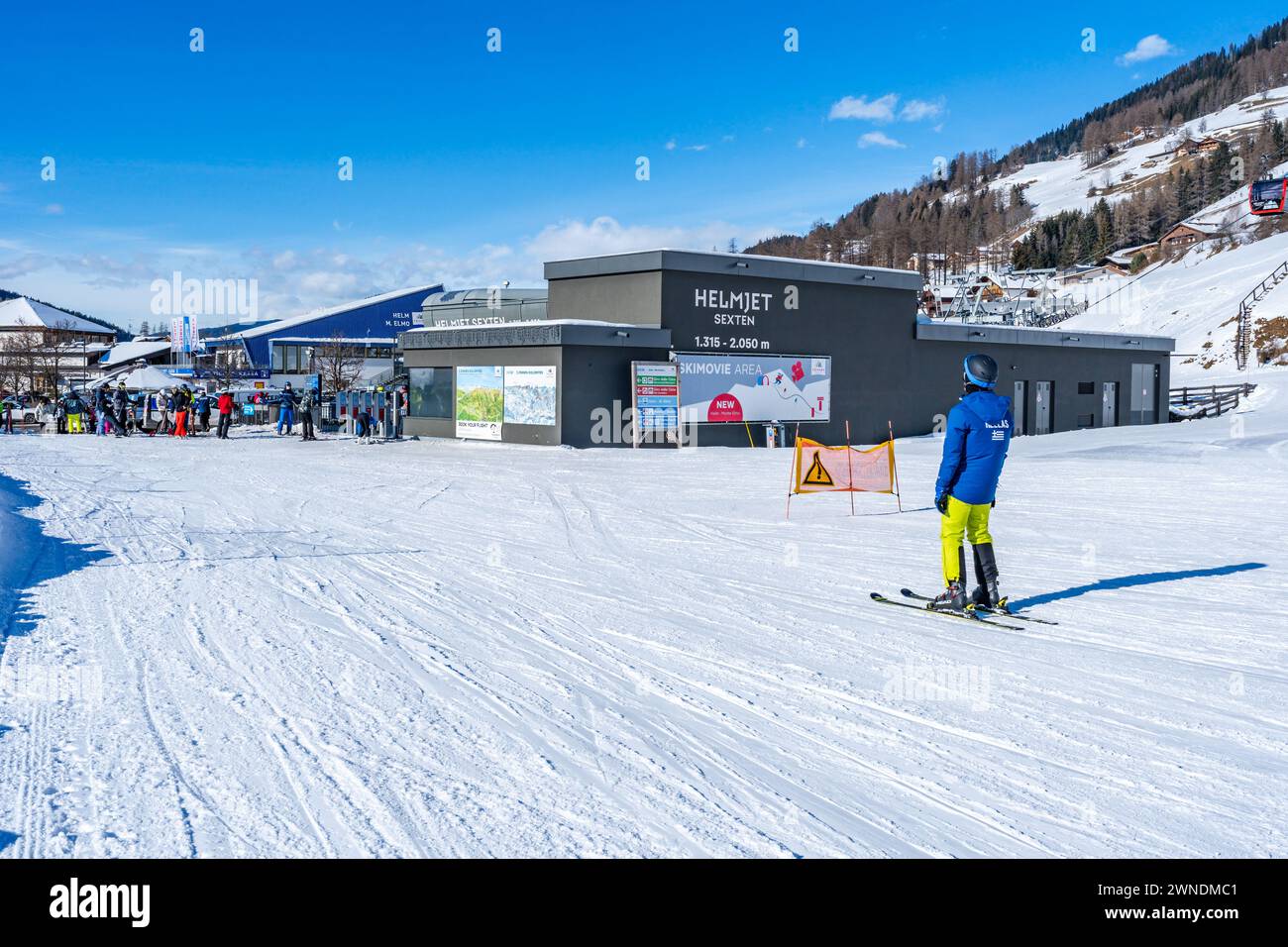 KRONPLATZ, ITALIE - 24 JANVIER 2024 : skieurs et snowboarders au sommet d'une montagne à la Kronplatz, une destination de sports d'hiver populaire en Italie. Banque D'Images