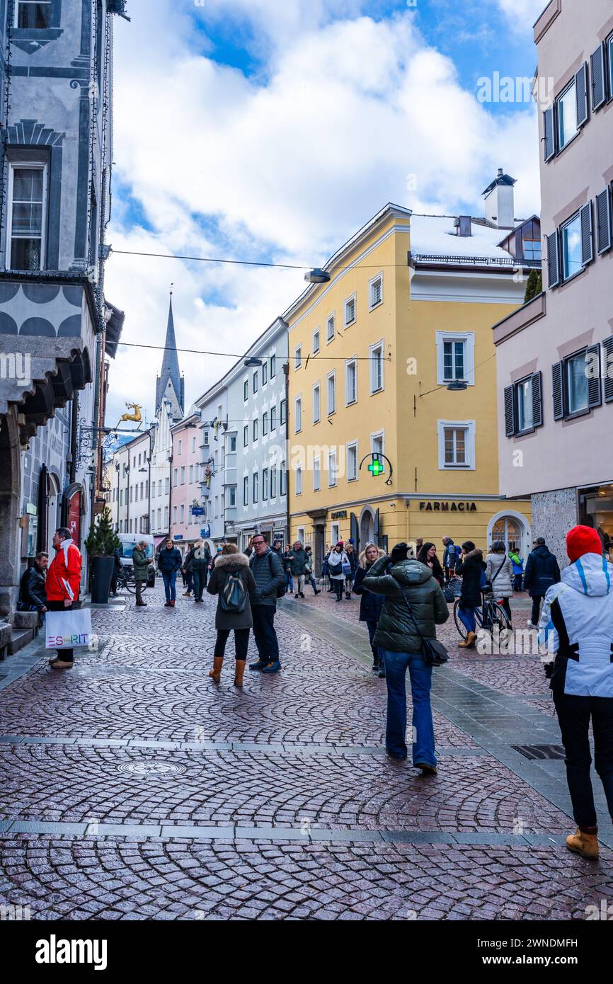 BRUNECK-BRUNICO, ITALIE - 25 JANVIER 2024 : vue sur la rue d'une vieille ville pittoresque de Bruneck - la plus grande ville de la vallée du Pustertal dans le Tyrol du Sud Banque D'Images