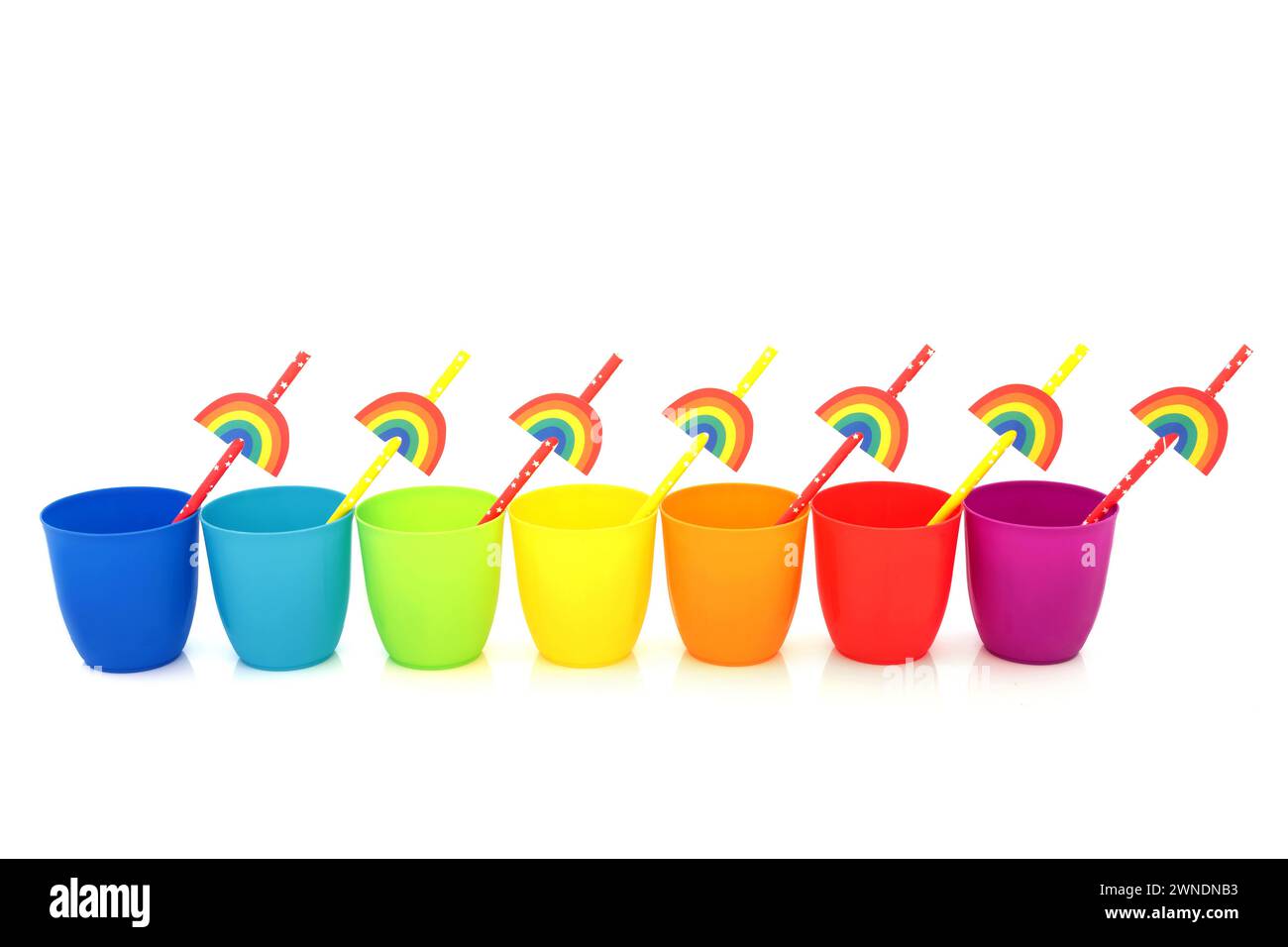Tasses arc-en-ciel avec des pailles en papier écologiques sur fond blanc. Abstrait décoratif de conception coloré avec trans LGBT, et thème de l'environnement. Banque D'Images