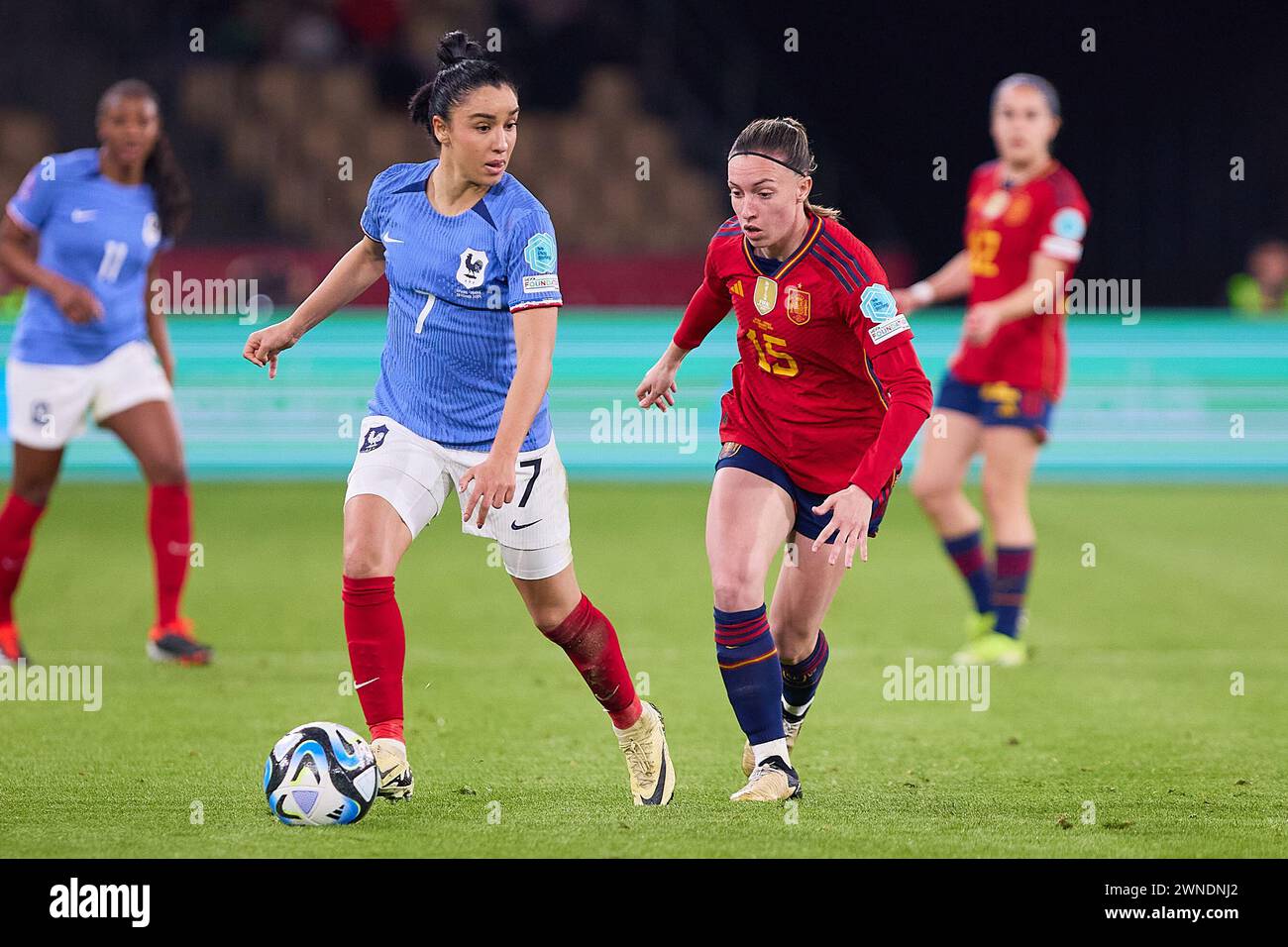 Sakina Karchaoui, de France, et Eva Navarro, d'Espagne, lors du match de finale de l'UEFA entre l'Espagne et la France, ont joué au stade olympique de la Cartuja le 28 février 2024 à Séville, en Espagne. (Photo par Andres Gongora/PRESSINPHOTO) crédit : AGENCE SPORTIVE PRESSINPHOTO/Alamy Live News Banque D'Images