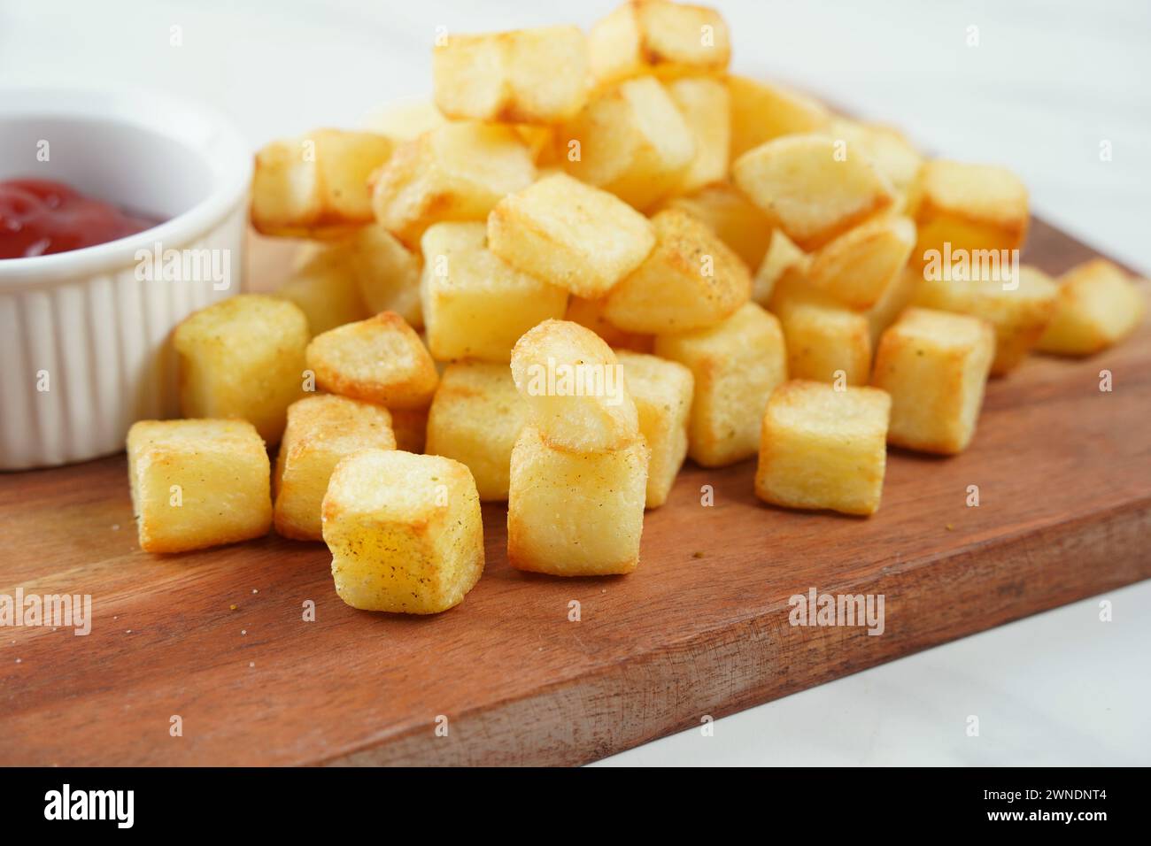 Pommes de terre frites - Patatas bravas pommes de terre espagnoles traditionnelles collation tapas Banque D'Images