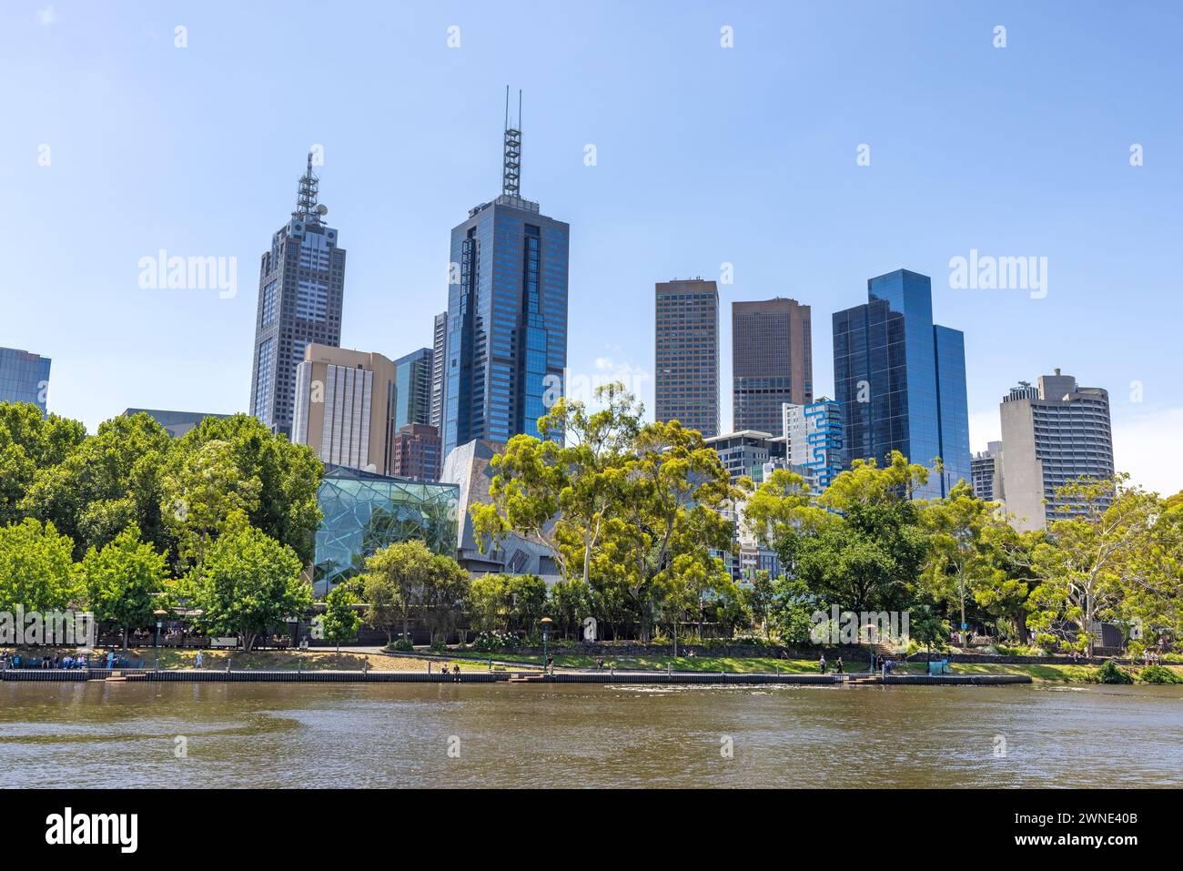 Vue sur la ville du centre-ville de Melbourne avec son architecture moderne et la rivière Yarra. Aucune personne reconnaissable lorsqu'on la regarde à 100%. Banque D'Images