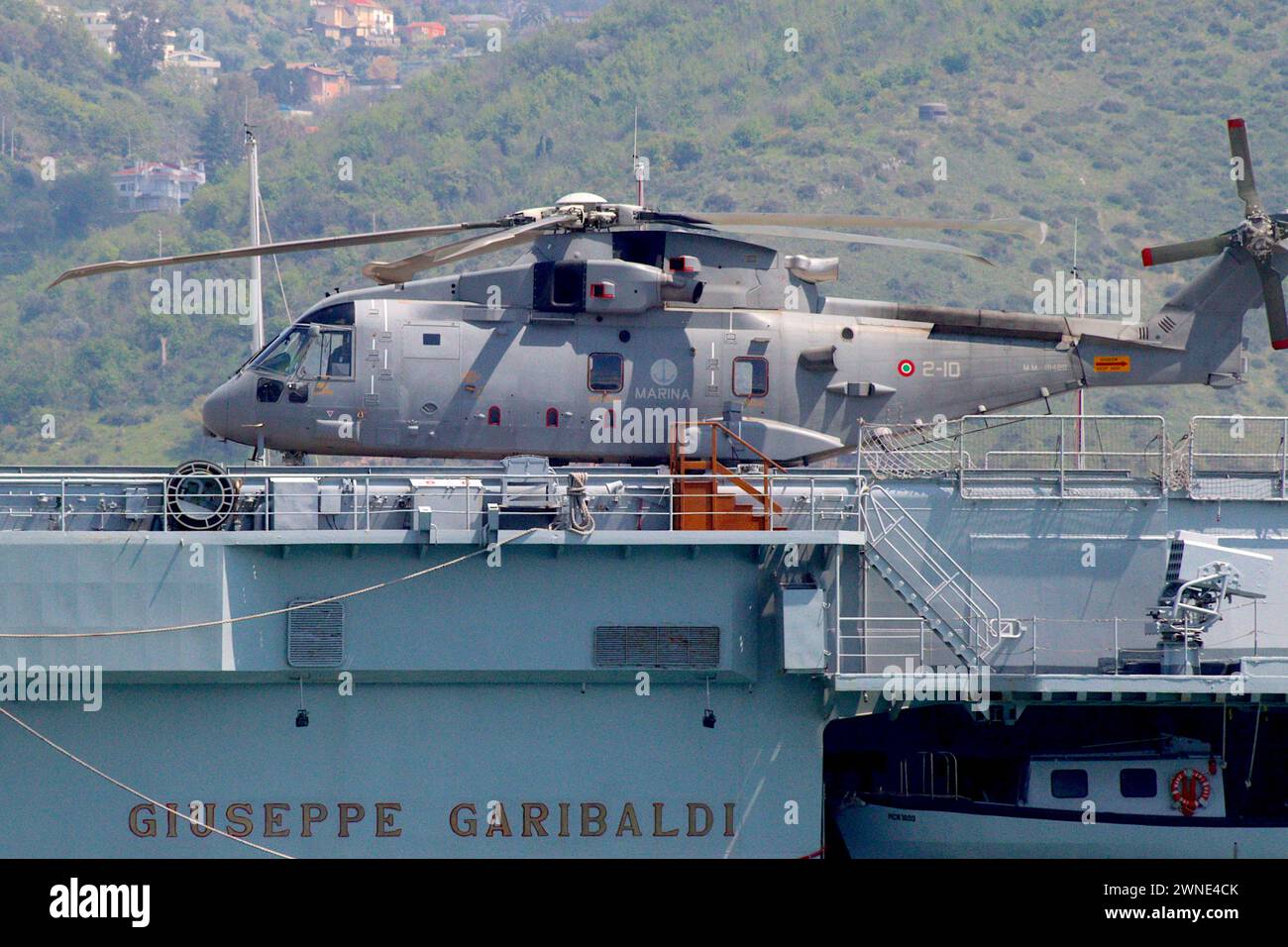 Hélicoptère AgustaWestland AW101 MM81489 de la marine italienne à bord du porte-avions italien Giuseppe Garibaldi, amarré à Salerne, Italie, avril 2023. Banque D'Images