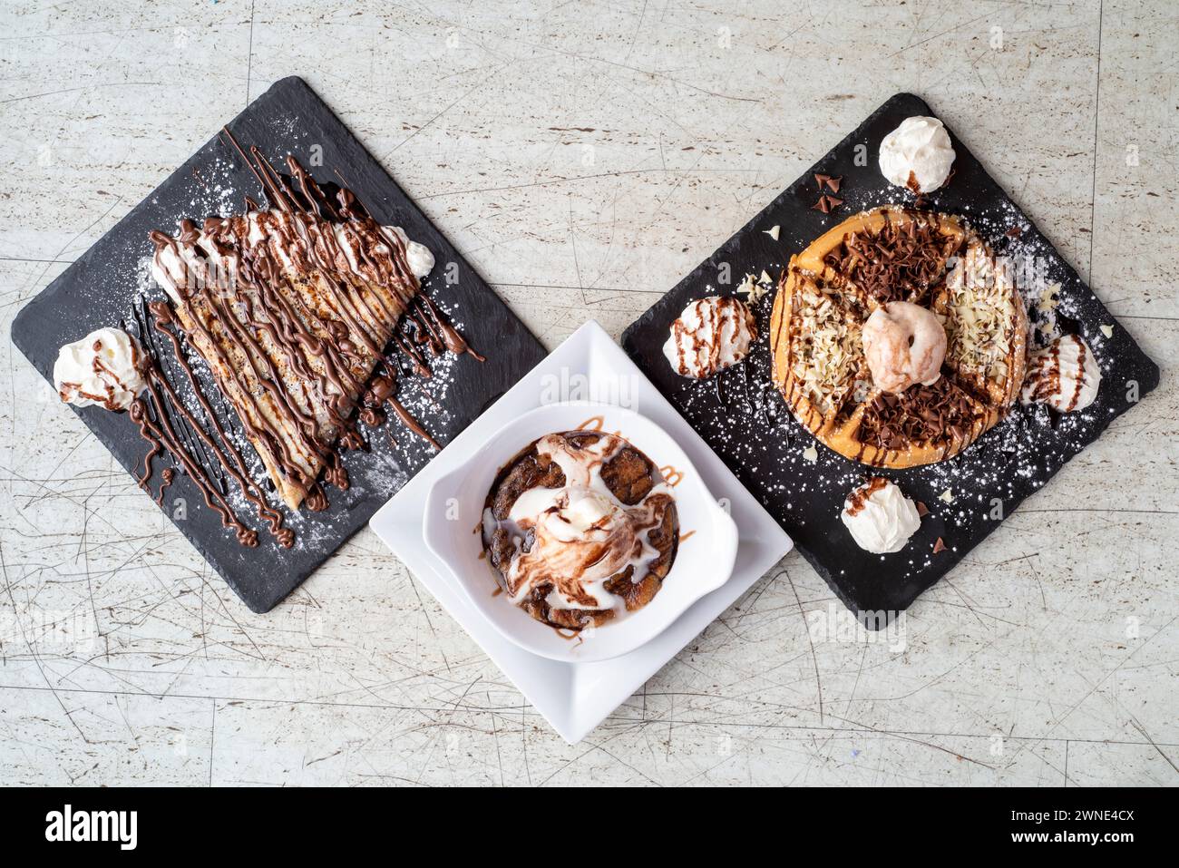 Gaufre chocoholic, pâte à biscuits aux pépites de chocolat et crêpe Nutella – sélection de dessert à base de chocolat servie avec de la crème glacée à la vanille ou de la crème fraîche Banque D'Images