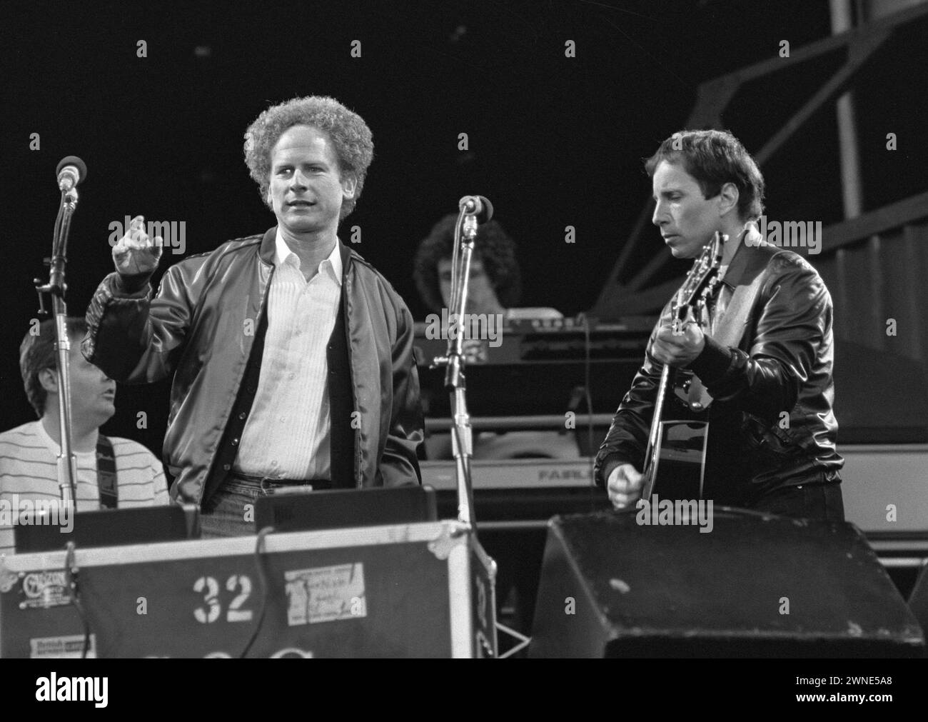 Rotterdam, pays-Bas. 12 juin 1982. Simon et Garfunkel (à gauche) jouent au stade Feijenoord, Rotterdam. Tous deux sur scène, chantant l'une de leurs chansons Banque D'Images