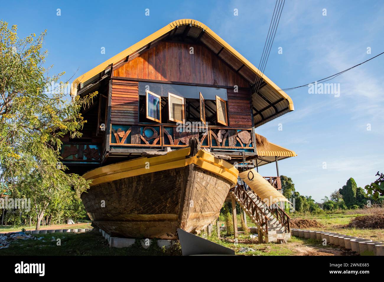 Un bateau maison vivant au village de Bouddha Sathan Ratchathani Asoke dans la province de Ubon Ratchathani dans l'Isan de Thaïlande. Thaïlande, Khemmarat, novembre 27 Banque D'Images