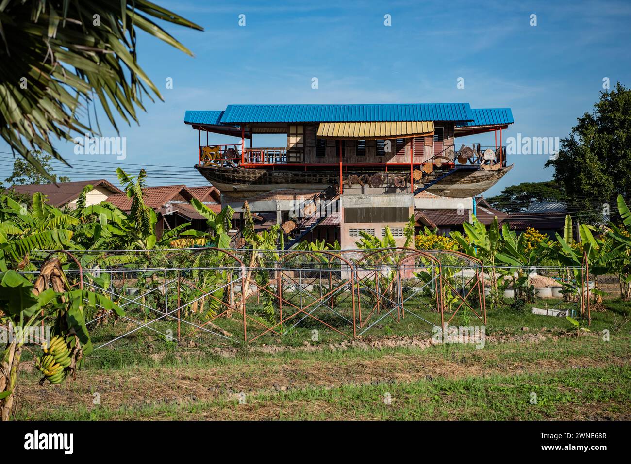 Un bateau maison vivant au village de Bouddha Sathan Ratchathani Asoke dans la province de Ubon Ratchathani dans l'Isan de Thaïlande. Thaïlande, Khemmarat, novembre 27 Banque D'Images