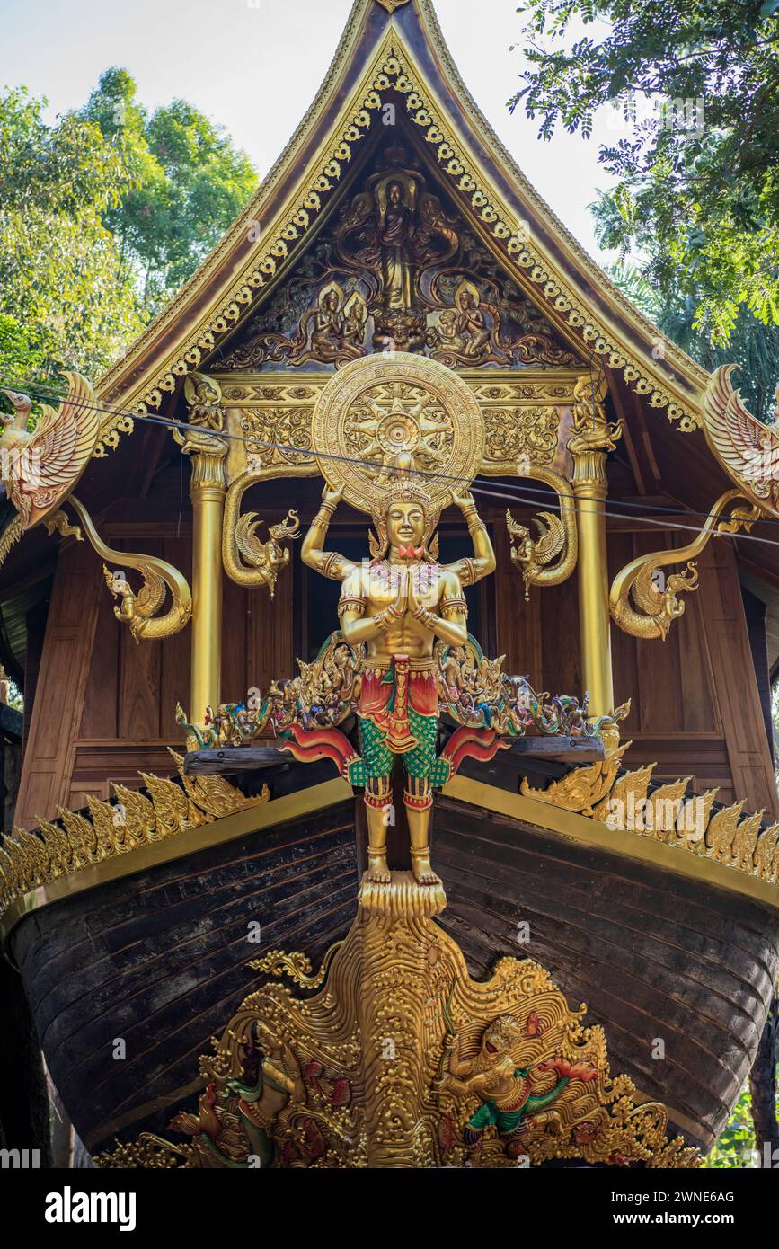 Un bateau maison vivant au village de Bouddha Sathan Ratchathani Asoke dans la province de Ubon Ratchathani dans l'Isan de Thaïlande. Thaïlande, Khemmarat, novembre 27 Banque D'Images