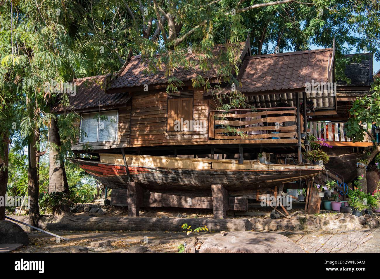 Un bateau maison vivant au village de Bouddha Sathan Ratchathani Asoke dans la province de Ubon Ratchathani dans l'Isan de Thaïlande. Thaïlande, Khemmarat, novembre 27 Banque D'Images