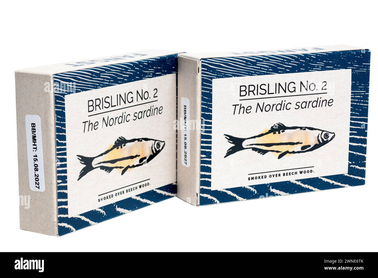Deux boîtes de sardines Nordick Fangst brisling NO 2 fumées sur du bois de hêtre Banque D'Images