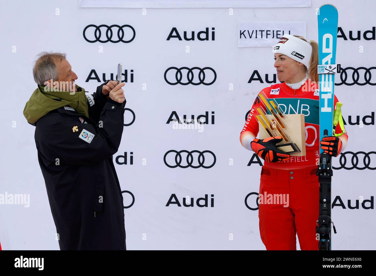 Switzerland's Lara Gut Behrami, right, winner of an alpine ski, women's World Cup super-G race, is photographed by her father Pauli Gut, in Kvitfjell, Norway, Saturday, March 2, 2024. (AP Photo/Alessandro Trovati) Banque D'Images