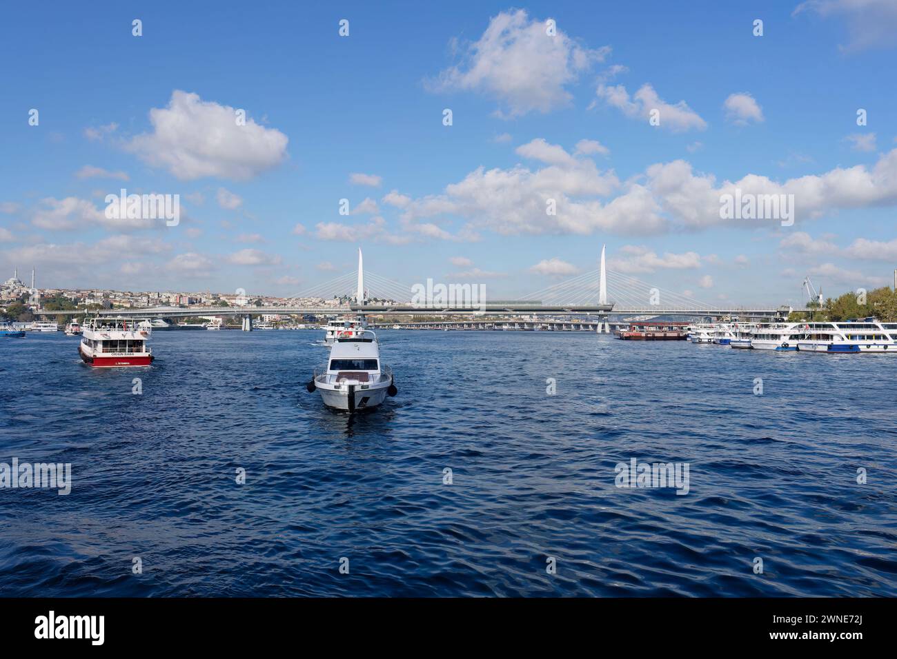 Bateaux naviguant dans la Corne d'Or, Istanbul, Turquie Banque D'Images