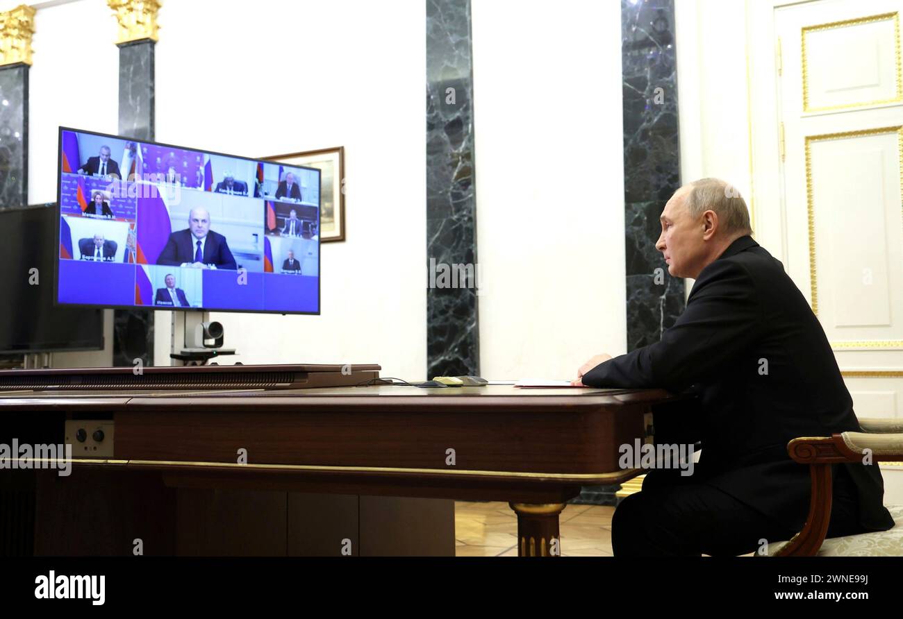Moscou, Russie. 01 mars 2024. Le président russe Vladimir Poutine préside une réunion des membres du gouvernement par vidéoconférence depuis le Kremlin, le 1er mars 2024 à Moscou, en Russie. Crédit : Alexander Kazakov/Kremlin Pool/Alamy Live News Banque D'Images