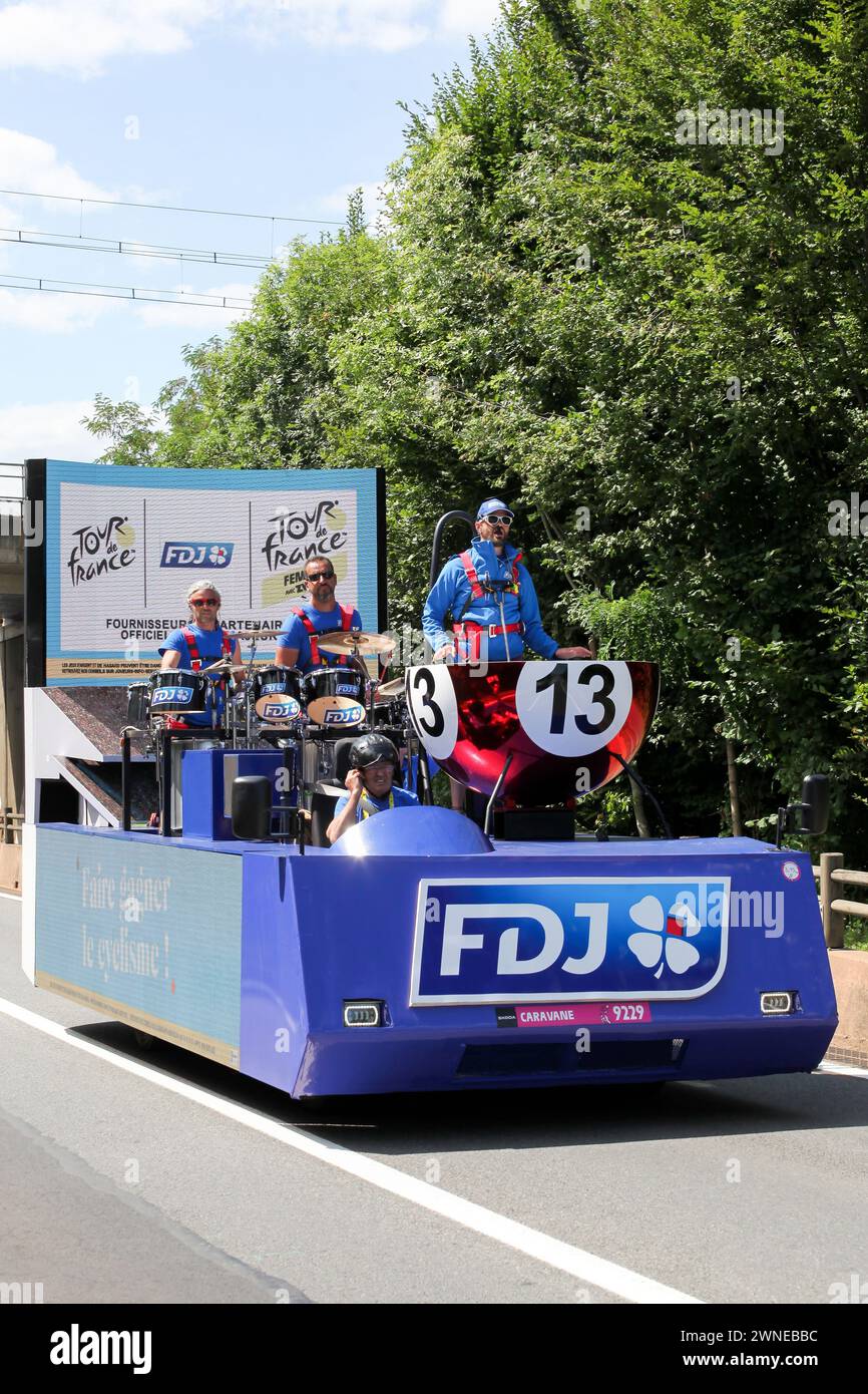 Belleville en Beaujolais, France - 13 juillet 2023 : véhicule de la FDJ Francaise des jeux pendant le Tour de France Banque D'Images