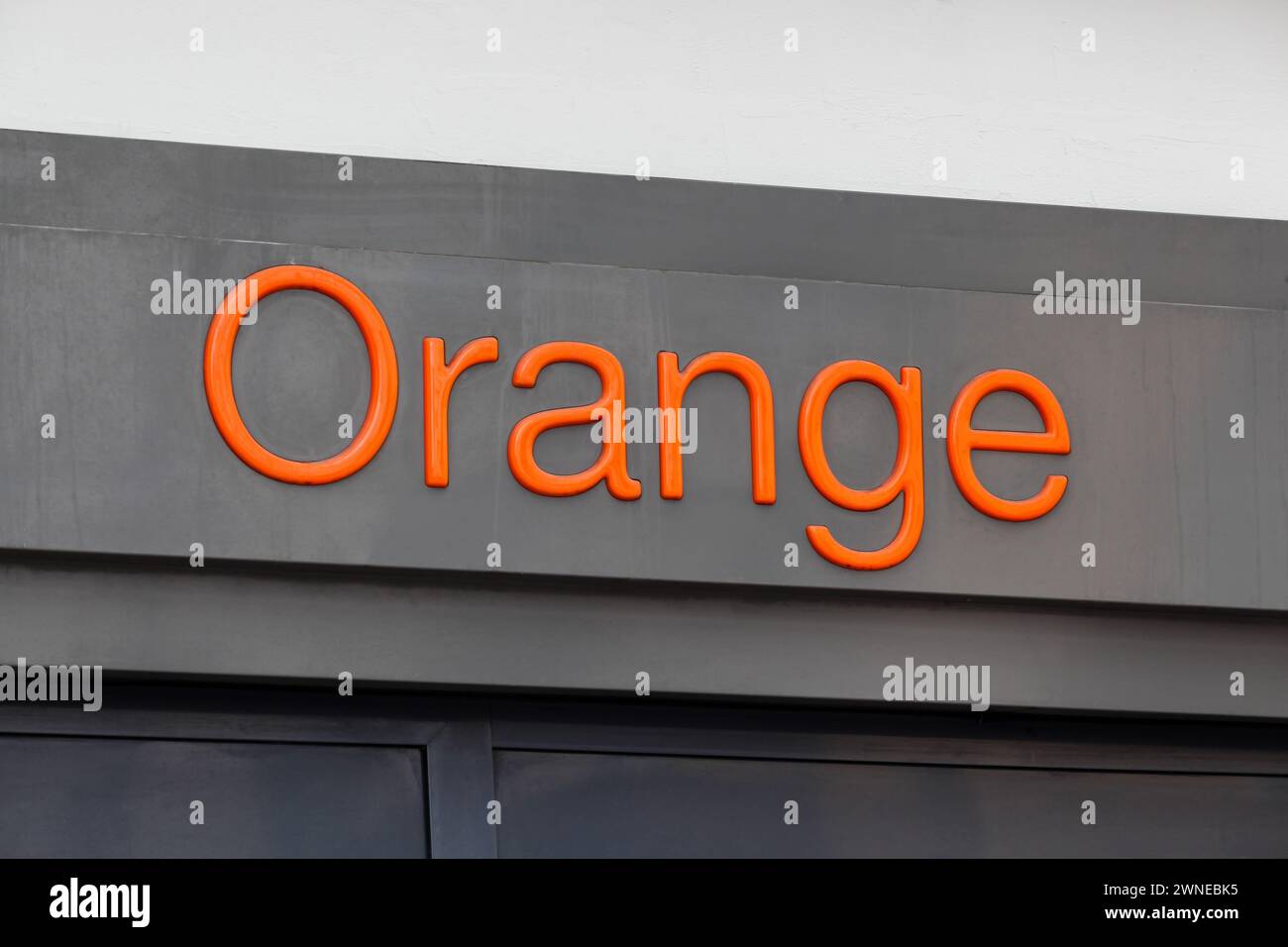Bourg, France - 26 juillet 2023 : logo orange sur un mur. Orange anciennement France Télécom, est une multinationale française de télécommunications Banque D'Images