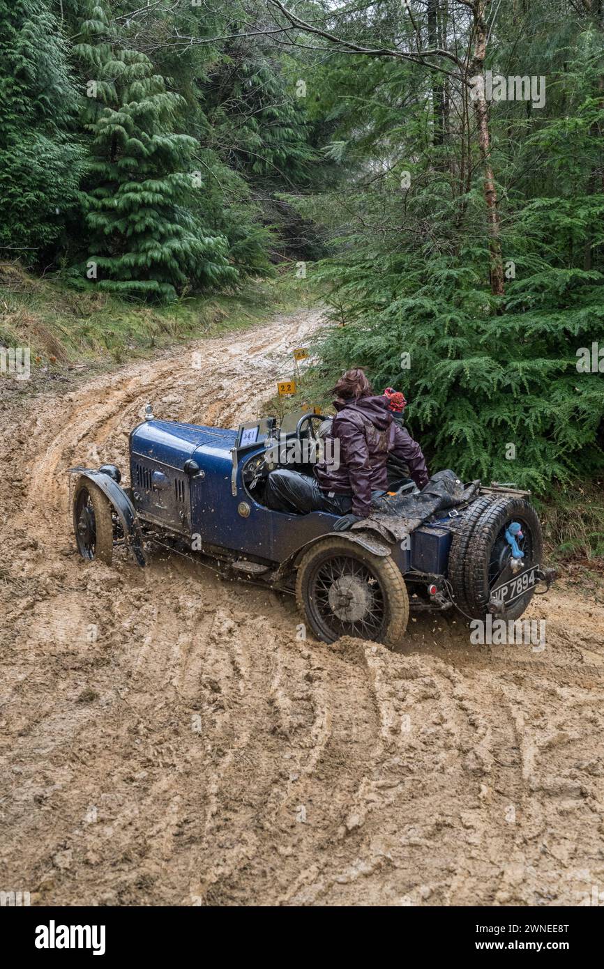 The John Harris Hill Trials, Ashover, Derbyshire, Angleterre, Royaume-Uni. 2 mars 2024. Les membres du Vintage Sports car Club (V.S.C.C.) prenant part aux essais annuels John Harris Hill Trials. Cet événement toute la journée de plus de 100 voitures, fabriquées avant W.W.2 de la fin des années 20 au début des années 30 et vont de l'Austin 7, Bugatti, Ford modèle A etc. L'événement est basé autour du petit village Derbyshire d'Ashover dans lequel les pilotes habiles sont mis au défi à plusieurs sections étroites, sinueuses et vallonnées hors route autour des Derbyshire Dales fait pire dans des conditions très humides, glissantes et boueuses. Crédit : Alan Banque D'Images