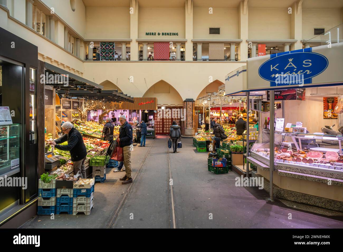 Divers stands de marché avec des produits de charcuterie suprarégionaux dans la halle de marché de Stuttgart. La voie de tramway posée en 1910, qui était initialement prévue Banque D'Images