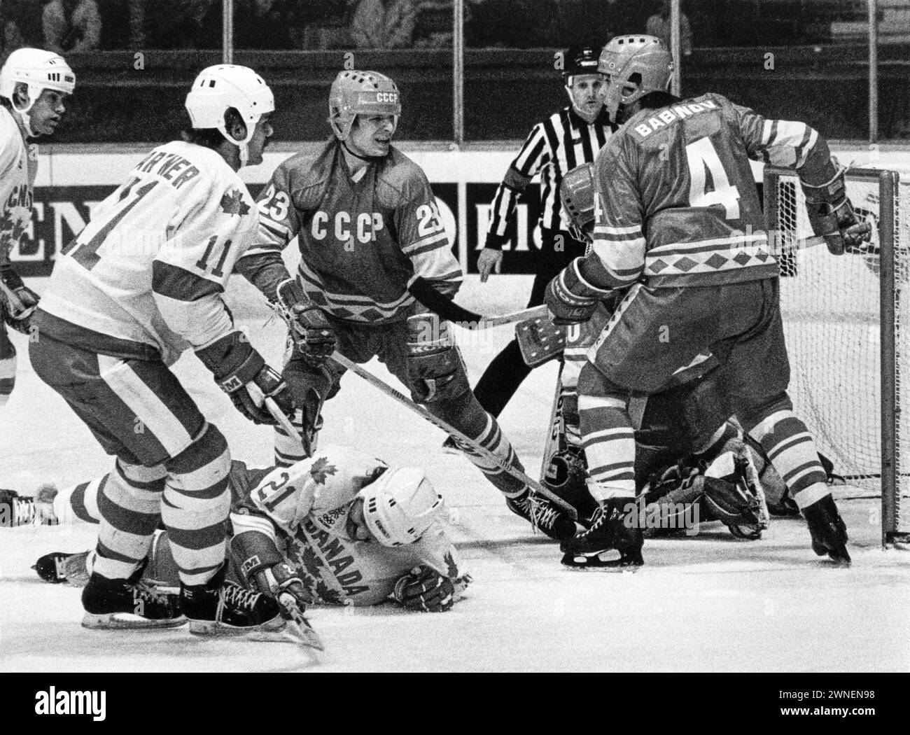 CHAMPIONNAT DU MONDE EN Suède 1981.VICTOR SHALIMOV et Sergei Babinov défendent leur propre but contre les Canadiens Mike Gartner 11 et Dennis Maruk 21 Banque D'Images