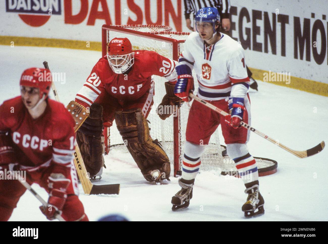 CHAMPIONNAT DU MONDE de hockey sur glace en Suède 1981.VLADISLAV TRETJAK gardien soviétique et V Biljaletdinov a un joueur tchécoslovaque sous contrôle Banque D'Images