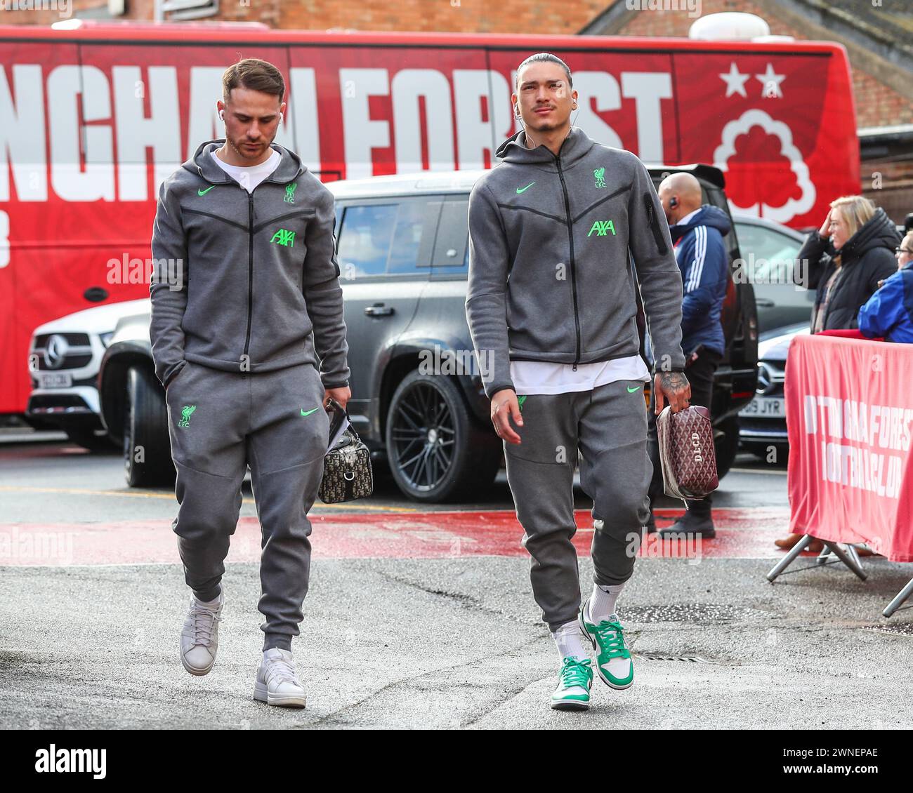 Alexis Mac Allister de Liverpool et Darwin Núñez de Liverpool arrivent avant le match de premier League Nottingham Forest vs Liverpool au City Ground, Nottingham, Royaume-Uni, le 2 mars 2024 (photo de Gareth Evans/News images) Banque D'Images