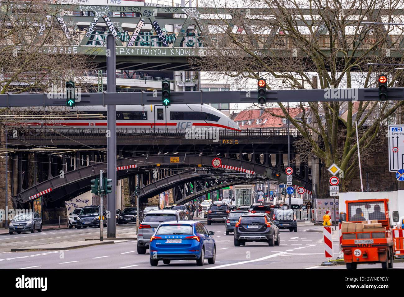 Verkehr auf der Deutz-Mülheimer-Straße, Eisenbahnbrücken vor dem Bahnhof Köln Deutz/Messe, in Deutz, ZNRW, Deutschland, Verkehr Köln *** trafic sur Deutz Mülheimer Straße, ponts de chemin de fer devant la gare Deutz Messe de Cologne, in Deutz, ZNRW, Allemagne, trafic Cologne Banque D'Images