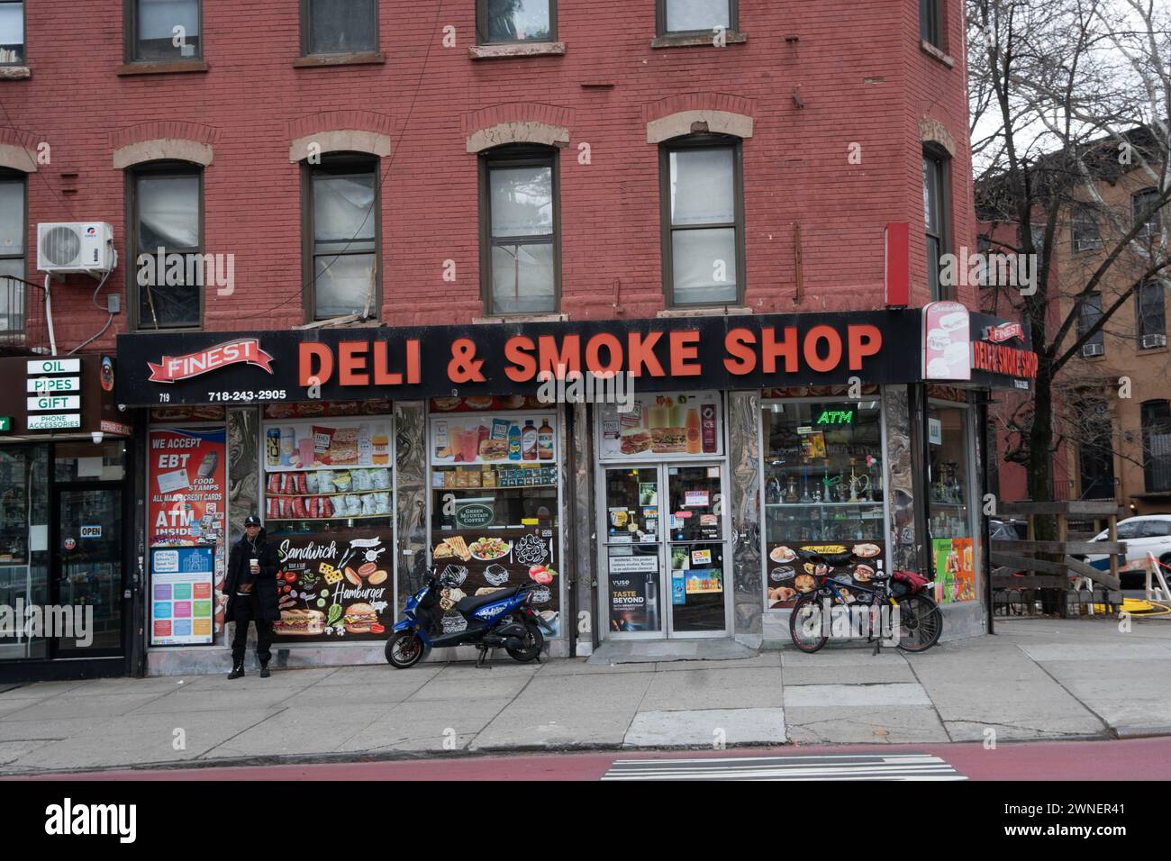 Deli and Smoke Shop, Fulton Street, Fort Greene, Brooklyn, New York. Banque D'Images