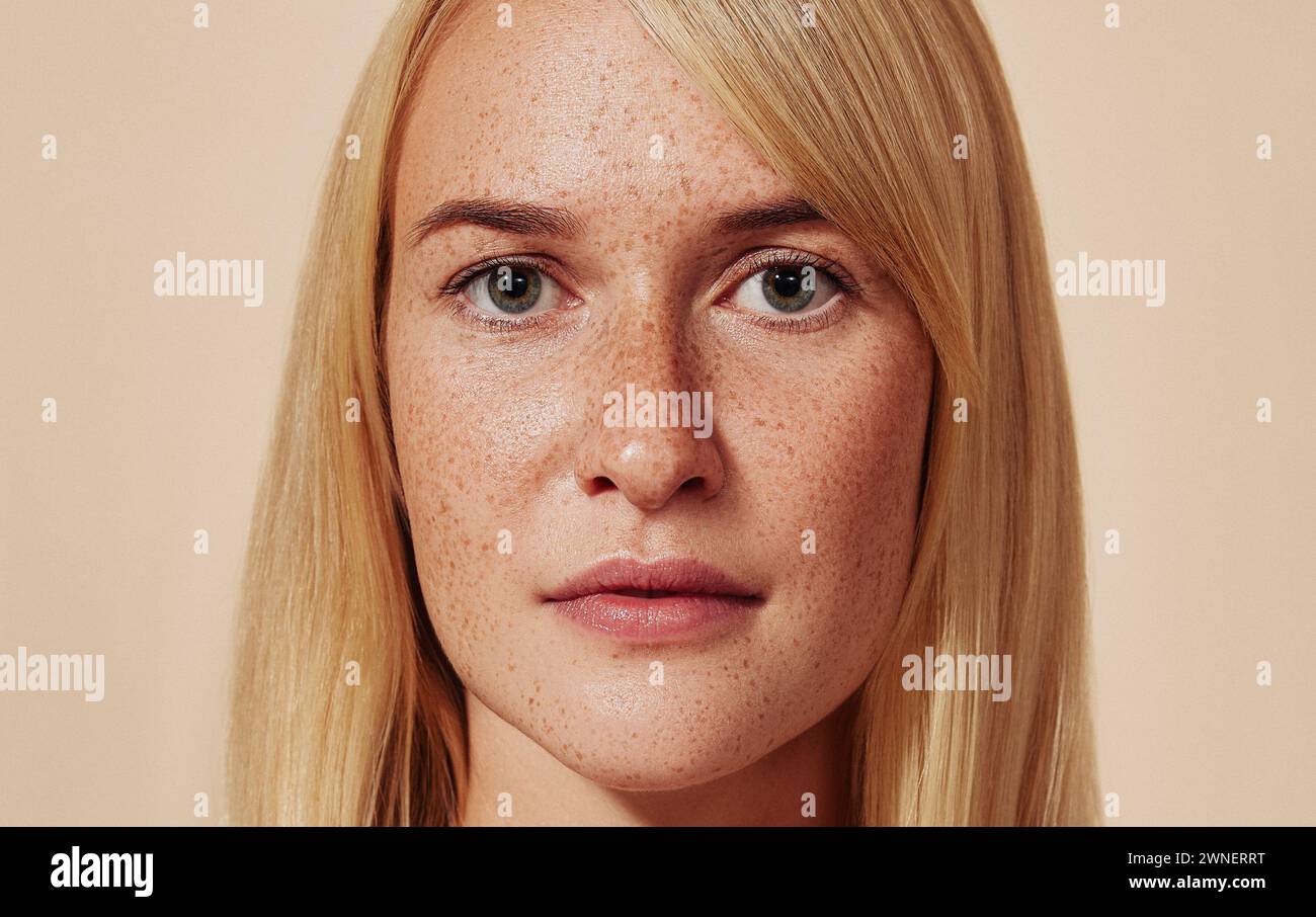 Portrait en studio en gros plan d'une femme blonde avec des taches de rousseur. Photo recadrée d'une femme avec une peau lisse. Image très détaillée d'une jeune femme avec Perfect Banque D'Images