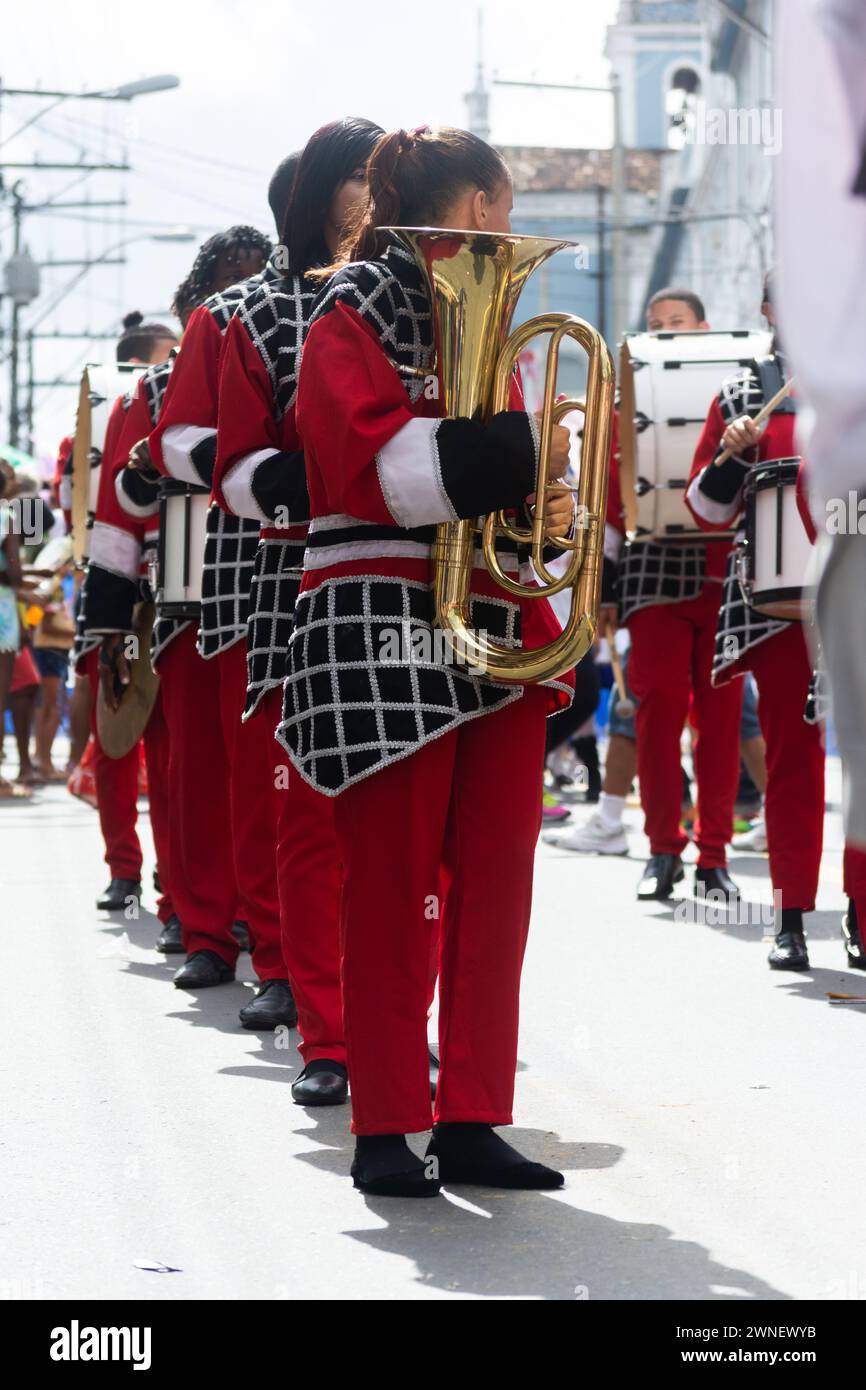 Salvador, Bahia, Brésil - 2 juillet 2015 : des élèves d'écoles publiques jouent des instruments de musique pendant le défilé du jour de l'indépendance de Bahia dans la ville Banque D'Images