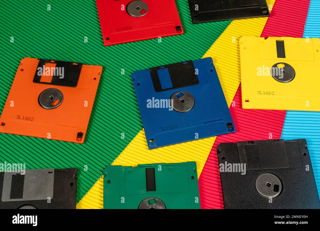 Disquettes vintage colorées sur bannière de fond de couleur contrastée. Banque D'Images
