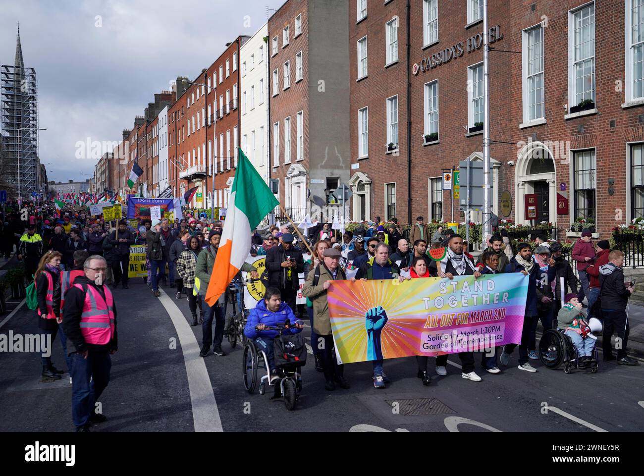 Les gens pendant la marche de solidarité Stand Together à Dublin. La manifestation a lieu pour montrer son soutien à la diversité et à l'égalité et dénoncer le racisme, la haine et la guerre. Date de la photo : samedi 2 mars 2024. Banque D'Images