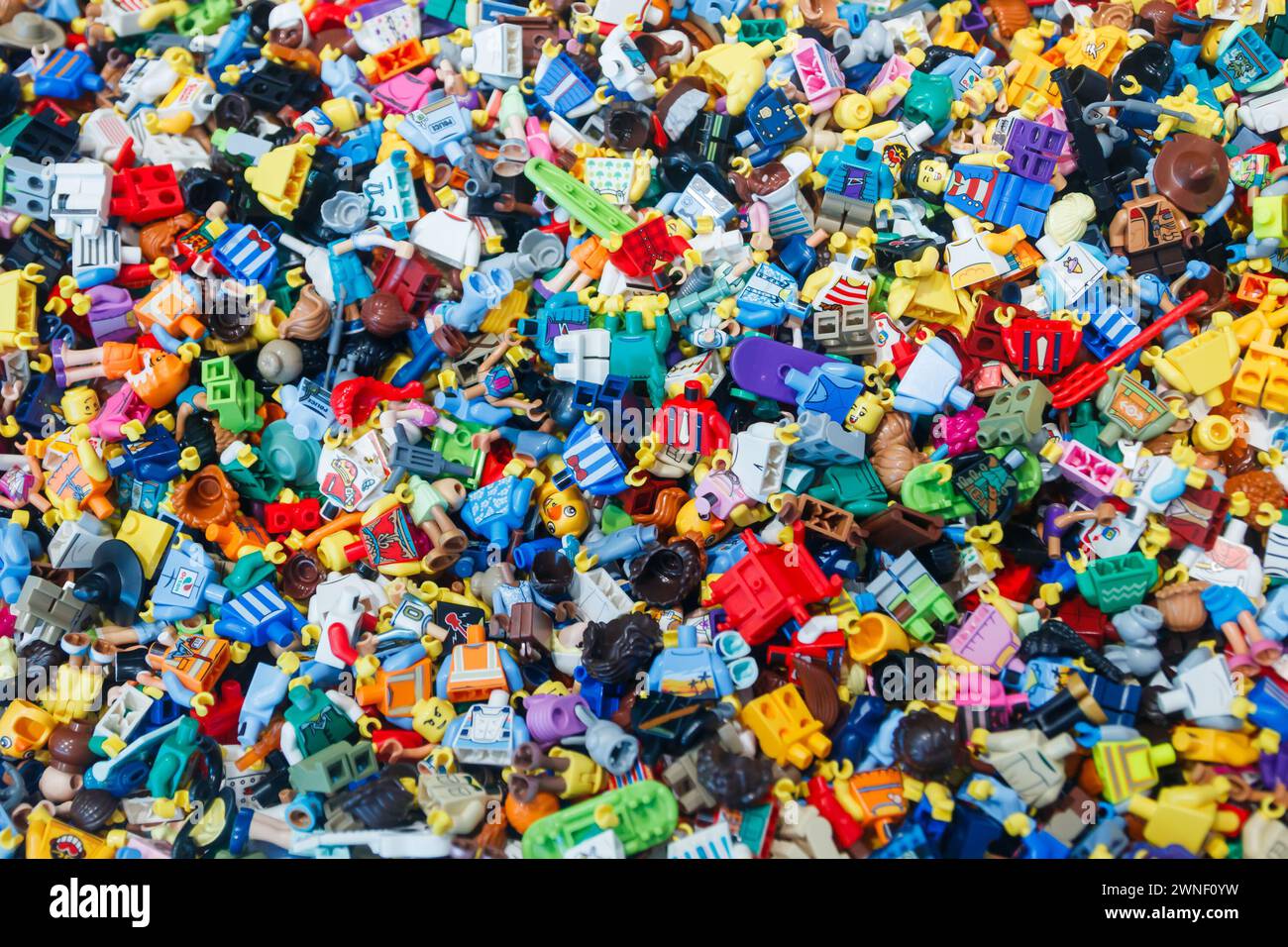 Billund, Danemark - 17 juin 2023 : fond de mini figurine Lego en plastique multicolore. Banque D'Images