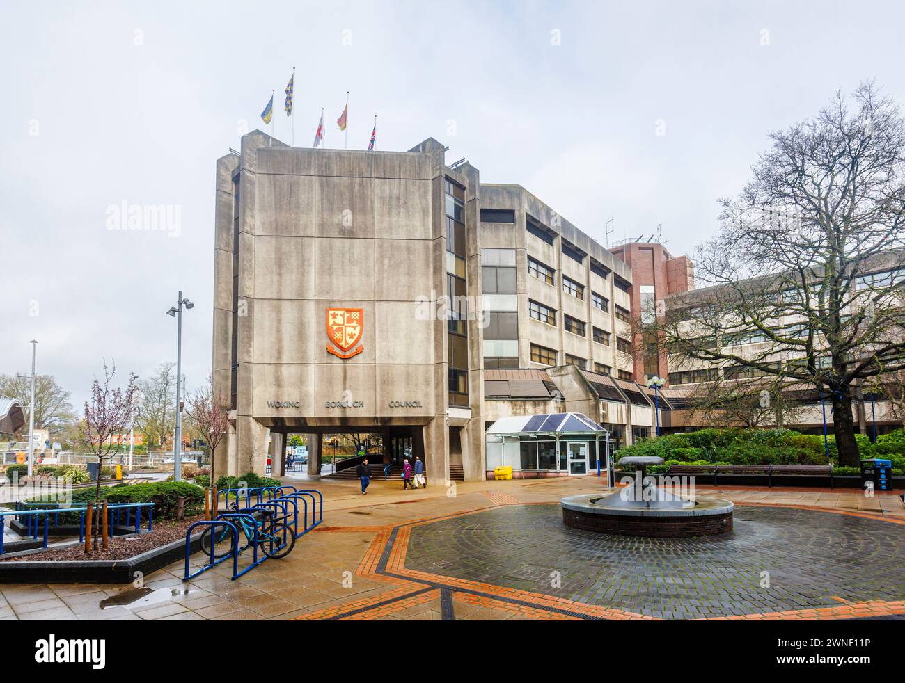 Bureaux civiques du conseil municipal de Woking, Gloucester Square, Woking. Un avis en vertu de l'article 114 a été émis avec le Conseil qui est incapable de financer son budget. Banque D'Images