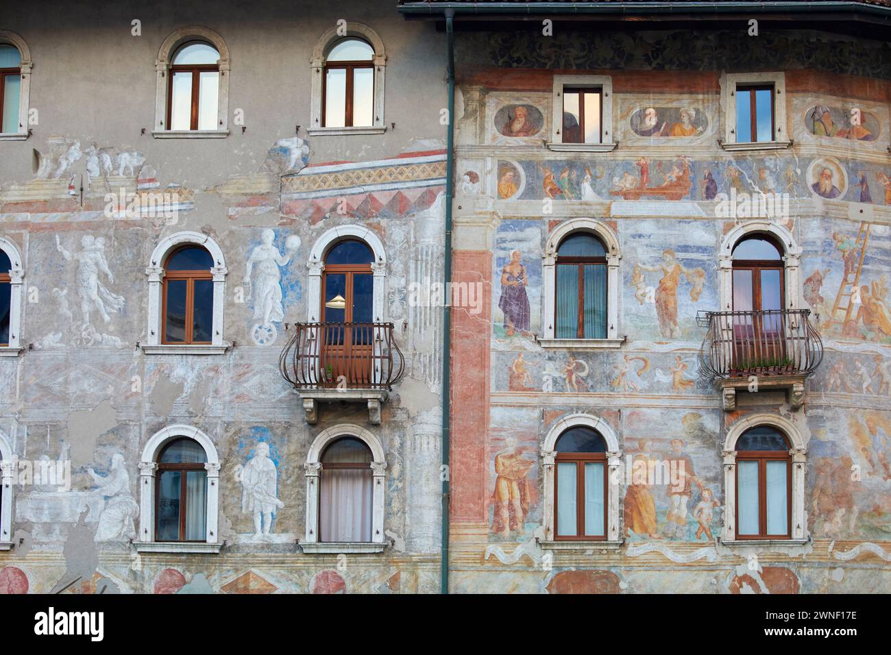 Palais traditionnels peints à trente, Trentin Haut-Adige, Italie Banque D'Images