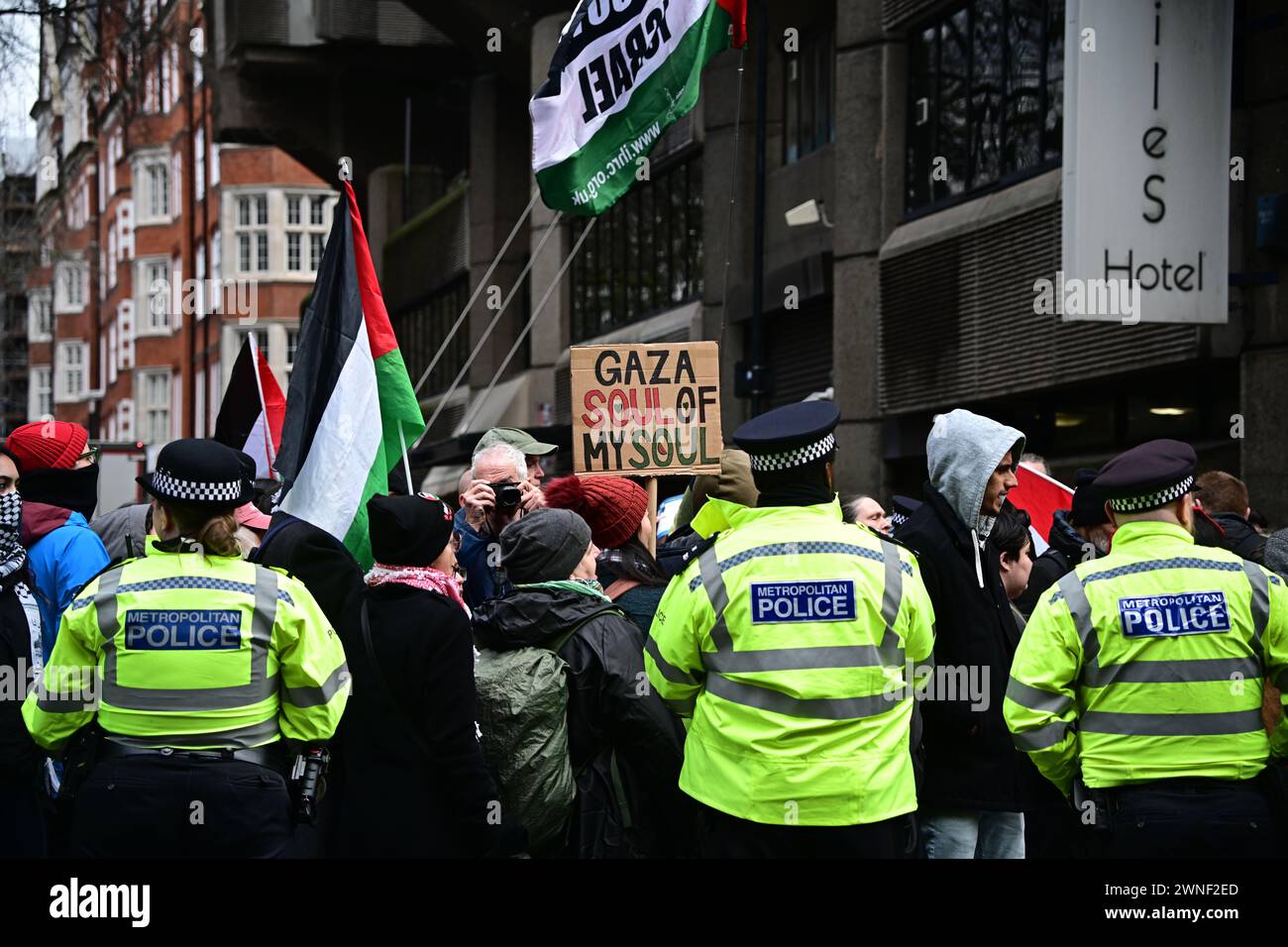 Londres, Royaume-Uni. 2 mars 2024 : la Journée d'action pour la Palestine a lieu en réponse à l'attaque génocidaire d'Israël contre les Palestiniens dans la bande de Gaza. Le camp de réfugiés de Yibna à Rafah, dans le sud de Gaza, a été bombardé par Israël. Les manifestants réclament des accusations criminelles contre les députés complices du génocide de Gaza et affirment que Rishi Sunak est un premier ministre non élu du Royaume-Uni et Keir Starmer est un chef du Parti travailliste, rassemblement devant Barclays à Tottenham court Road, à Londres, au Royaume-Uni. Les crimes de guerre impériaux sont causés par des criminels qui ont un état d'esprit colonial et croient Banque D'Images