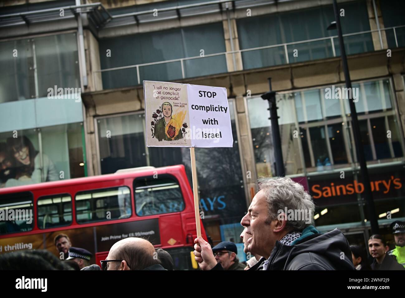 Londres, Royaume-Uni. 2 mars 2024 : la Journée d'action pour la Palestine a lieu en réponse à l'attaque génocidaire d'Israël contre les Palestiniens dans la bande de Gaza. Le camp de réfugiés de Yibna à Rafah, dans le sud de Gaza, a été bombardé par Israël. Les manifestants réclament des accusations criminelles contre les députés complices du génocide de Gaza et affirment que Rishi Sunak est un premier ministre non élu du Royaume-Uni et Keir Starmer est un chef du Parti travailliste, rassemblement devant Barclays à Tottenham court Road, à Londres, au Royaume-Uni. Les crimes de guerre impériaux sont causés par des criminels qui ont un état d'esprit colonial et croient Banque D'Images