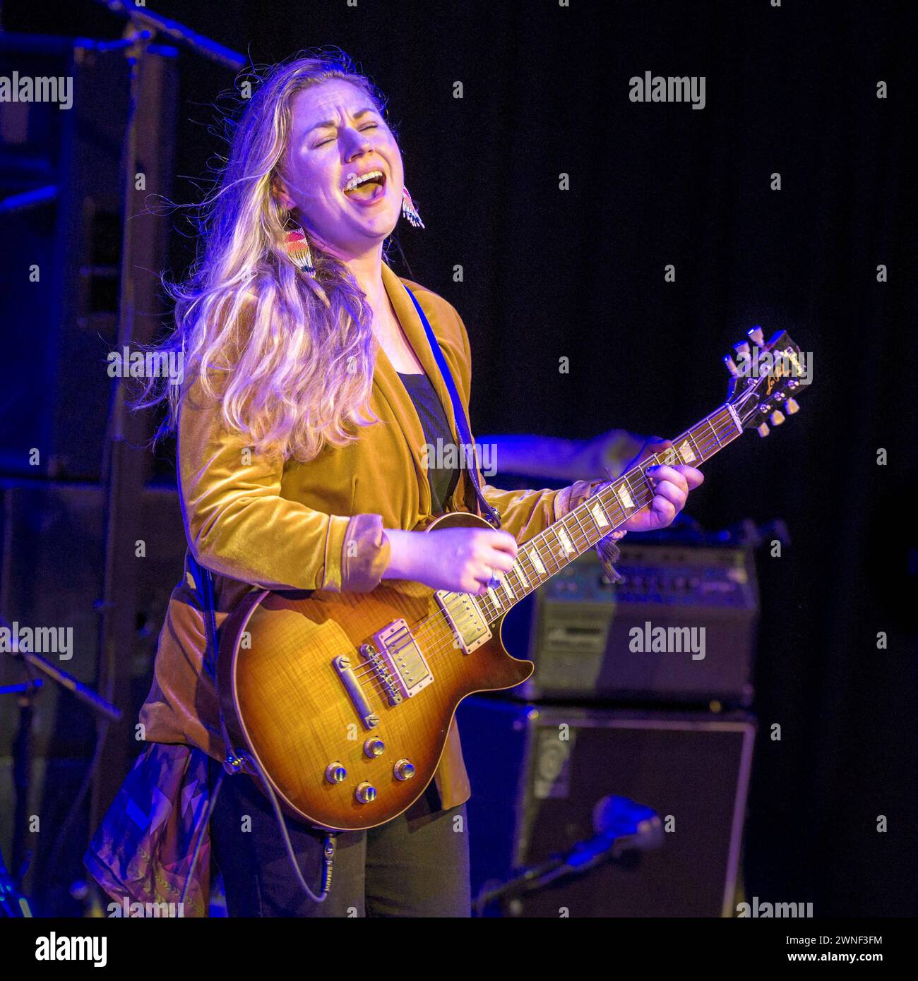 Joanne Shaw Taylor sur les voix et la guitare Banque D'Images